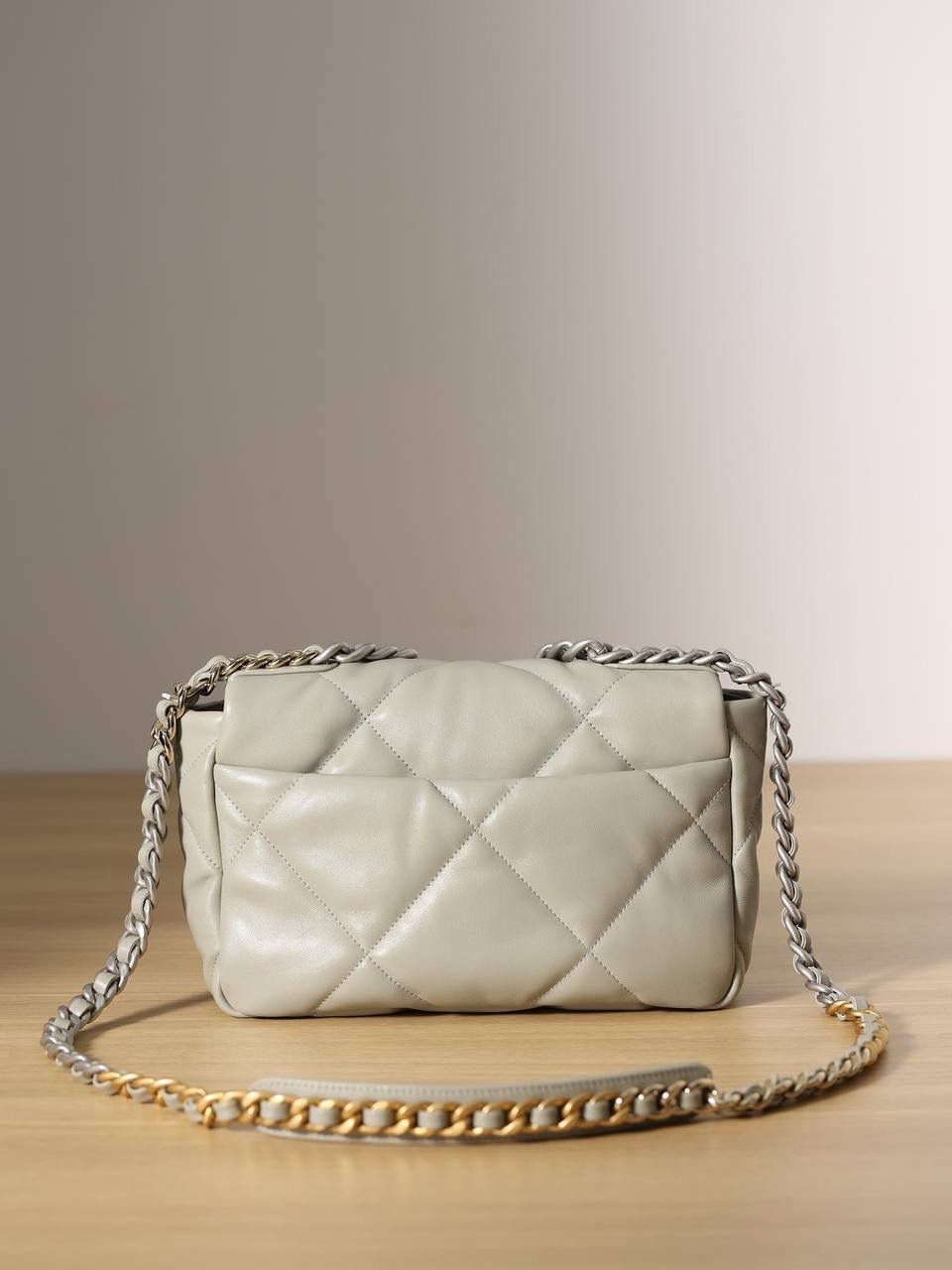 chanel 19 bag 灰色❤️‍🩹👜小号 独家渠道货 方框 原厂正品皮 小羊皮系列✨以诞生年份2019命名的小香19手袋 每针每线都是符合正品工艺 尺寸：16 x 26 x 9cm