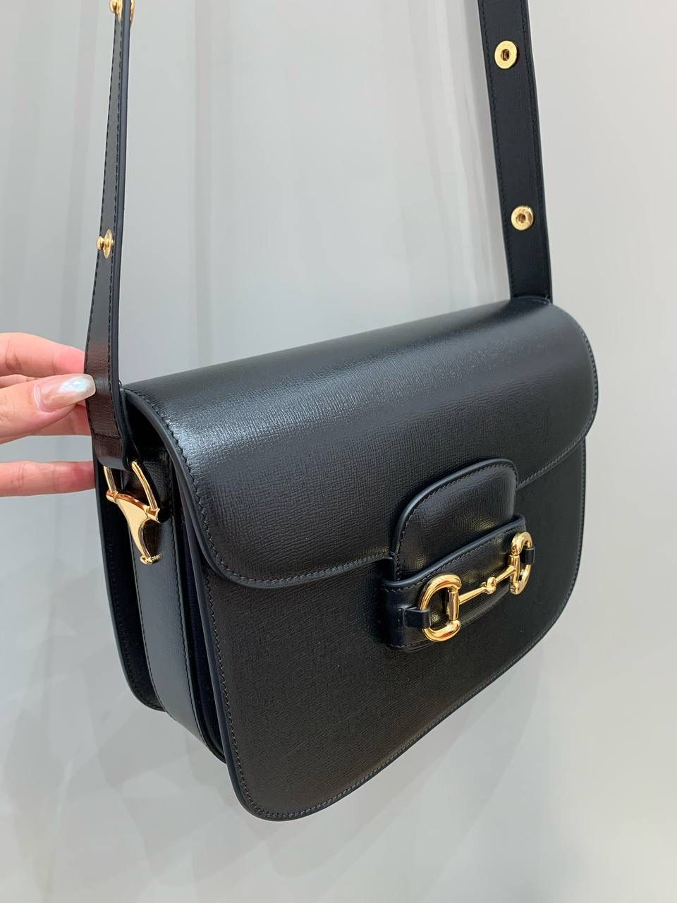 新背景实拍正品级 。Gucc1 Horsebit 1955马鞍包(原厂皮黑色) 销量王🔥全新升级2代马鞍包 马鞍包我真的爱了，火爆程度你们都知道 全新升级版本我相信你们会更加疯狂 肩带做了修改使用起来更加美观 更加立体的版型让马鞍包更加霸气十足 全铜马衔扣五金搭配开发部原厂皮 真的是绝了，拿到手你们都会惊艳！ 虽然出来很久了，但火热程度丝毫不减 国内外博主基本人手一个，搭衣服超赞！ 全新升级版本一定要买一个出去炸街！ 型号 602204 尺寸 25x18x8cm