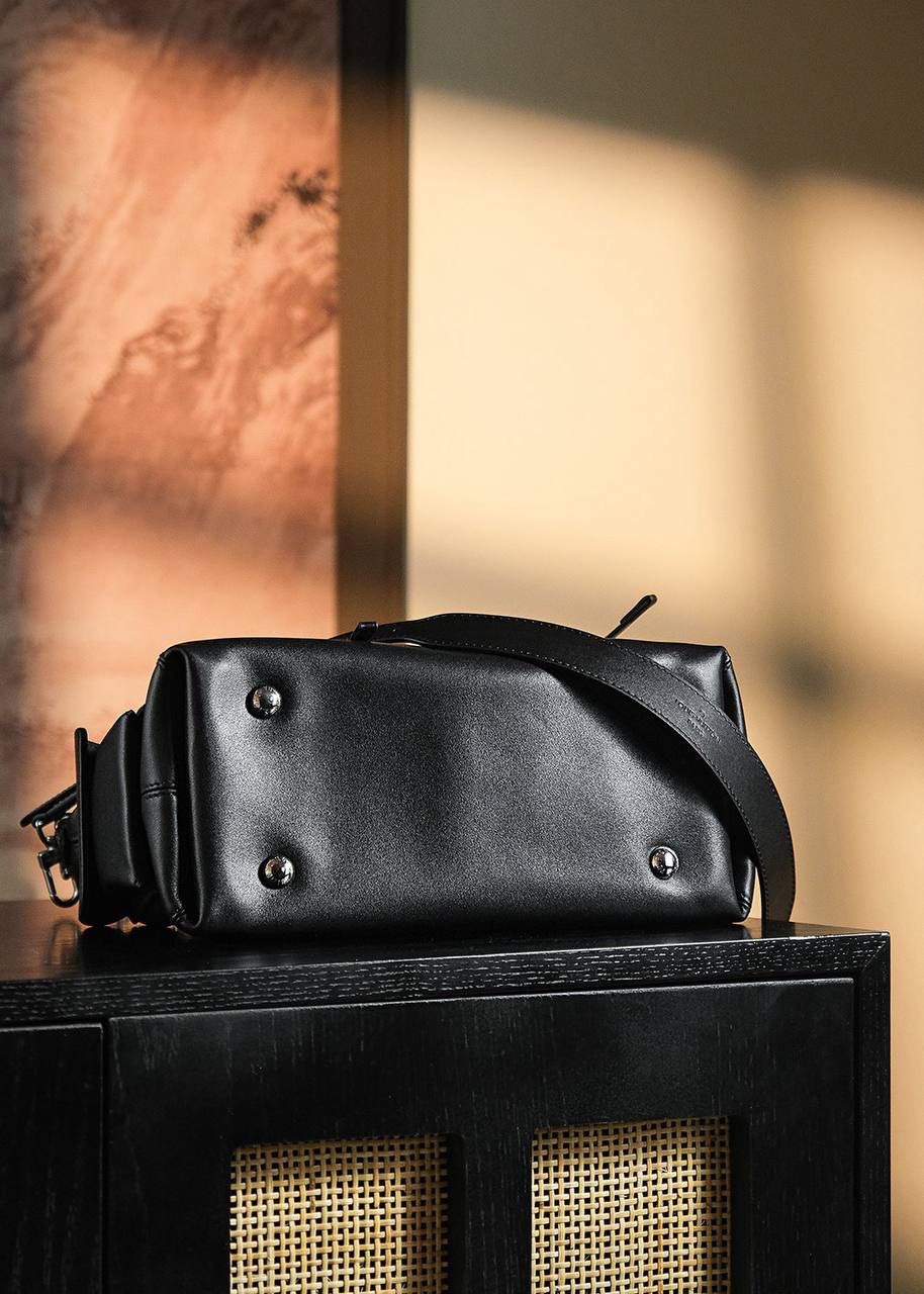 特级新款CARRYALL CARGO 黑色👜✨ 本款 CarryAll Cargo 小号手袋以柔软羊皮革呈现时尚微皱效果 并为深邃背景搭配抛光金属件与慵懒构型 成就昼夜场合佳选 可拆卸肩带与链带实现多种造型可能 🌟size：33.5x23x15cm