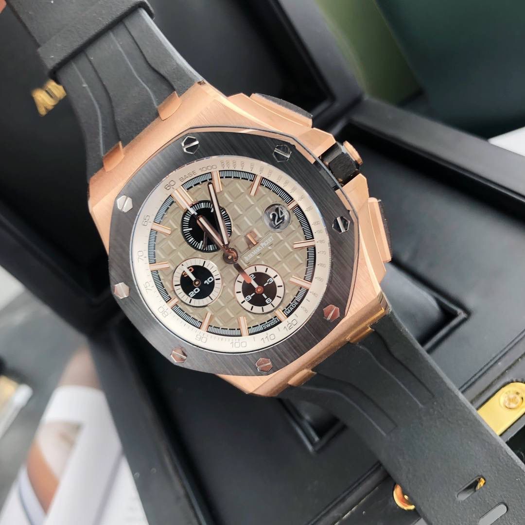 皇家橡树 - 爱彼AP 26400系列 44毫米直径 市面上最好版本的超级复刻 柔软硅胶带 皇家橡树离岸型 男士全自动机械腕表 ，316L精钢表壳 ，搭配原装复刻定制机芯Cal.3126全自动机械机芯 走时精准 稳定，透视后盖 裸露的机芯跟正品一模一样，反炫光蓝宝石玻璃 ，超级耐划痕，搭配原厂模具橡胶表带，原装针扣 ，300米防水，整壳套超高品质，超A做工，非市场普通货，货有所值 ，硬汉必备神器，爱彼入门级腕表 强烈推荐，制作耗时又耗精力，尽可能把最精至的腕表呈现给各位腕表爱好者。