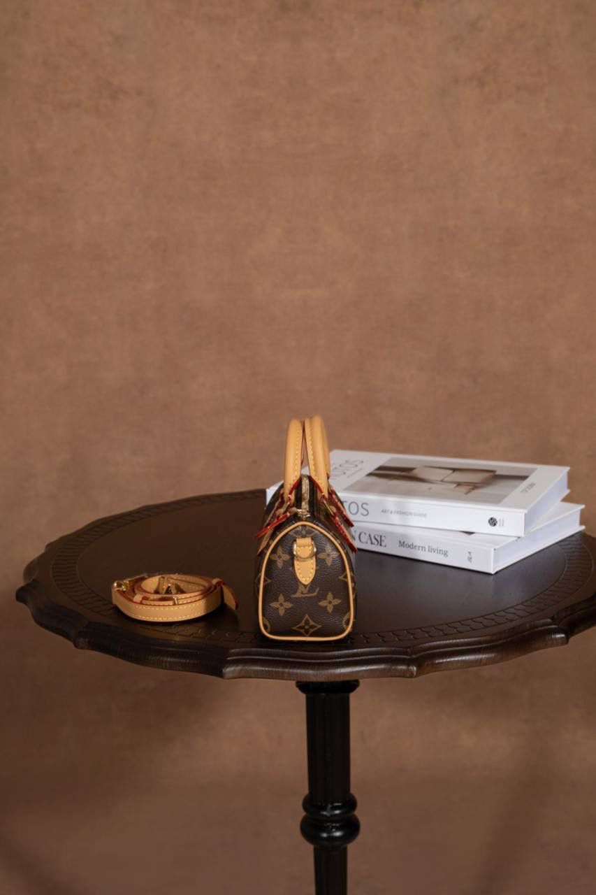 LV 枕头包🎀 这款 Nano Speedy 枕头包， 真的一眼就会被迷到 😍✨ 是 真正原厂级品质，ZP 正品级， 从材料、五金、车线到油边， 全部都用 正品级原材料，质感很稳很放心 👍