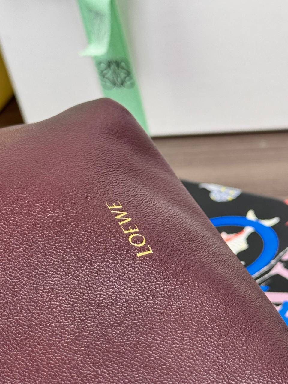 🎈迷你链条款𝙁𝙡𝙖𝙢𝙚𝙣𝙘𝙤 𝙋𝙪𝙧𝙨𝙚羊皮 ——【勃艮第红】 尺寸：𝟐𝟑.𝟓-𝟓-𝟏𝟕𝐜𝐦 编码：062347 👉🏻延续福袋收缩绳褶皱设计，羊皮包身手感细腻柔软❤️ 👉🏻链条肩带➕皮肩带的双肩带设计，时尚百搭，给足了集美们多样化的选择。肩带可拆卸可调节，磁扣开合，正面烫金𝙇𝙤𝙜𝙤，呈现出高贵典雅的视觉感😍 👉🏻独家背景➕独家品质➕独家全套砖柜礼盒套装，市场高端品质皆在我手✌🏻