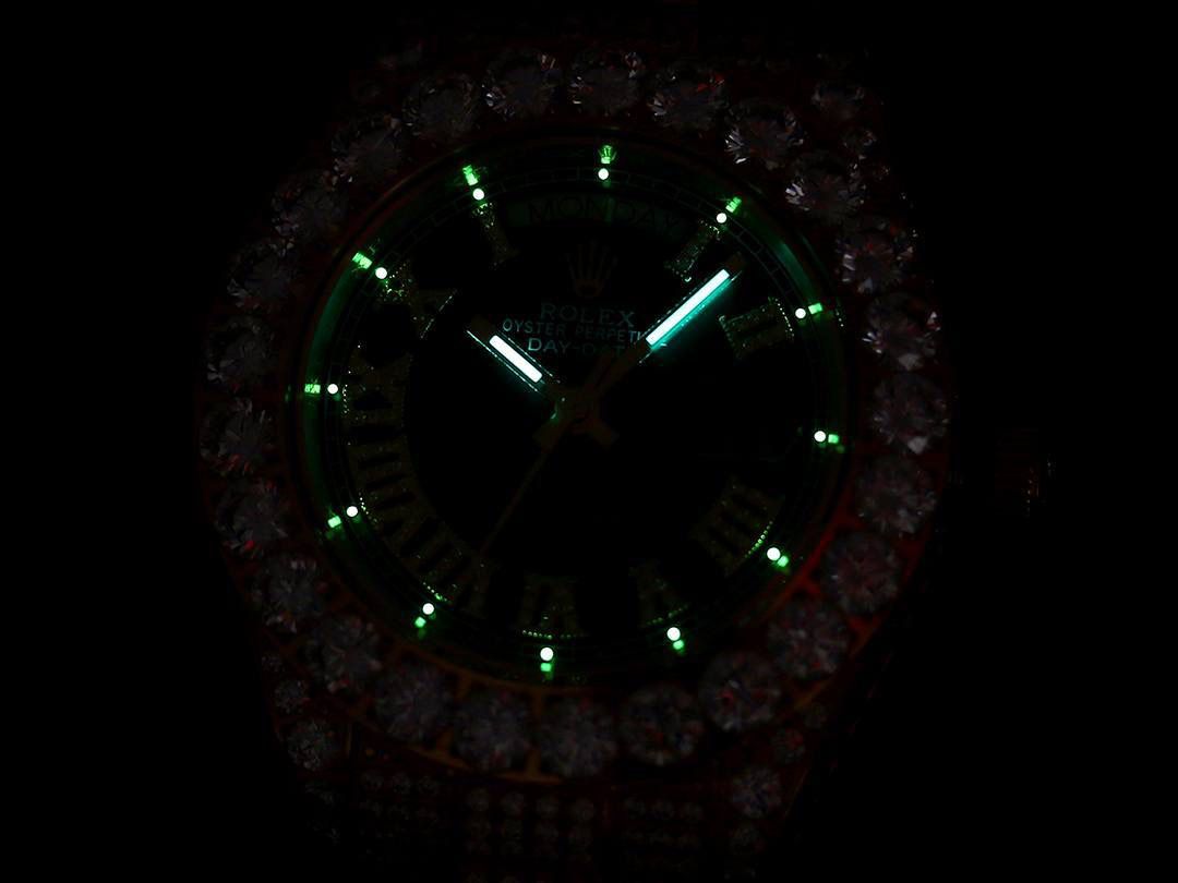 💍劳力士ROLEX 奢华极致满天星版本腕表904精钢打造，密镶顶级施华洛世奇美钻，奢华品质的诠释，璀璨夺目，魅力绽放。表壳表链全镶满美钻，金光闪闪，机芯可选择2824机和国产，腕表尺寸42mm！💍