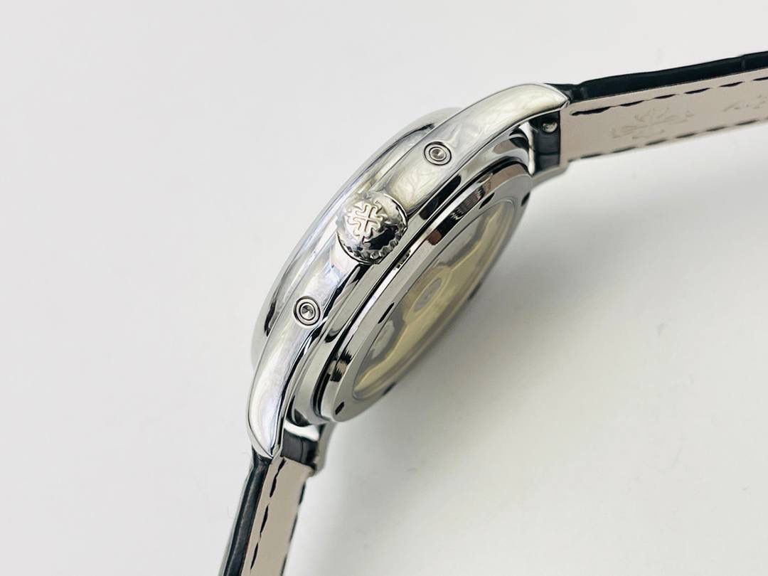 百达.翡丽最热门款式，PP复杂功能计时系列5146R 5147🔥🔥 1⃣️采用39MM表盘直径，精巧绝伦！ 2⃣️搭载高性能Cal.324自动机械机芯，具备年历，日期，月份和月相显示功能，提供了强大的时间衡量功能，表盘设计中心大秒针，是时间易于读取。 3⃣️相信这样的一款腕表会是很多爱表人士所梦寐以求的，但是就如它水中月的意象一样，可遇而不可求，所以，如果有个机会出现在你面前，那么就好好珍惜吧。