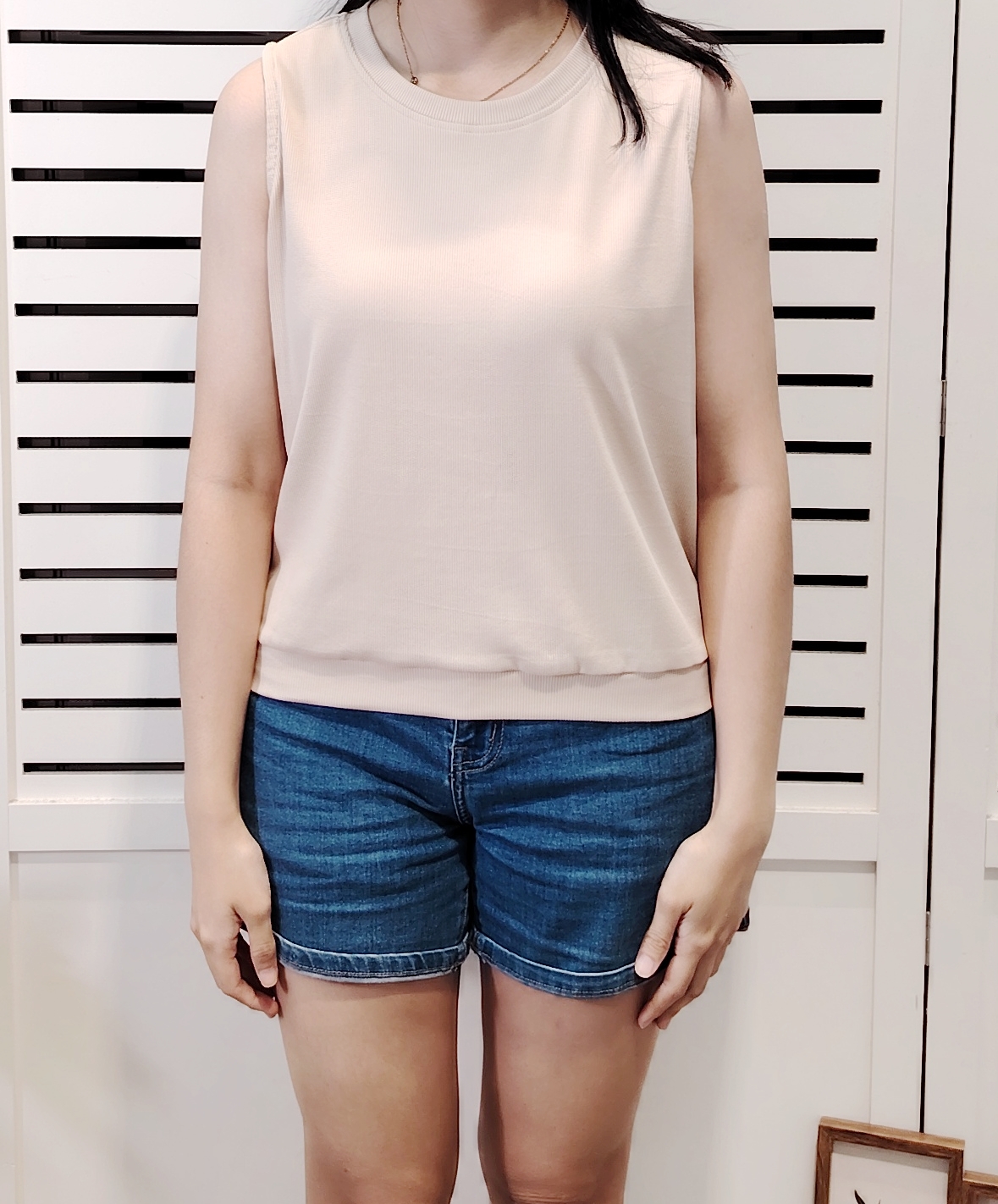 A25001 Woven Sleeve Less Tee