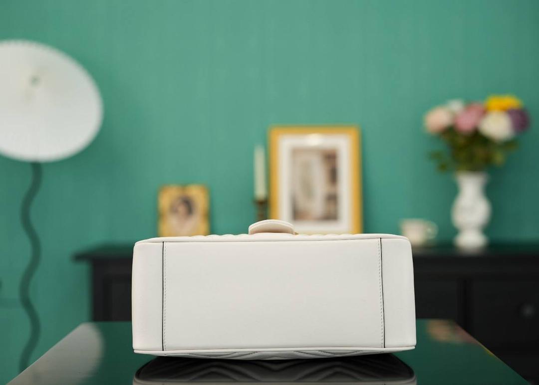 👜🔥Marmont系列绗缝手提包邮差包 白色 27cm （原厂皮 全铜五金） 正品售价,500 独家原厂皮发售 限量级别 意大利原材料开发，这个大小简直是最完美的尺寸，什么随身携带的东西都可以轻松收纳，能手拎也可以单肩斜挎，自重轻，超级百搭不挑人~白色温柔大气，好看极了！！！ 官方款号 498110 尺寸大号：27x19x10.5cm 小号：21x15x8cm