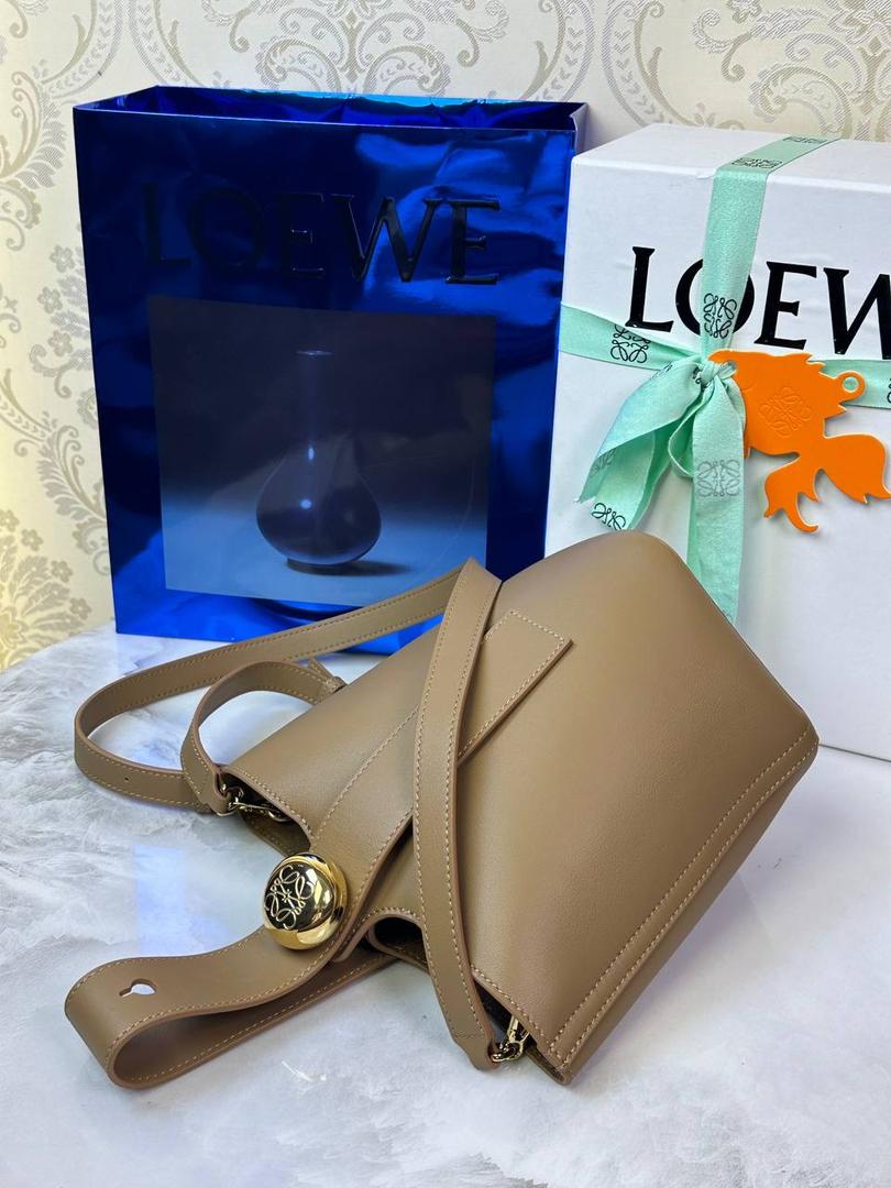 ♥️𝙈𝙞𝙣𝙞 𝙋𝙚𝙗𝙗𝙡𝙚 𝘽𝙪𝙘𝙠𝙚𝙩 ——【橡木棕】 尺寸：𝟏𝟔-𝟏𝟔-𝟗.𝟓𝐜𝐦 编码：062339 【配全套礼盒】 🎈标志性Anagram鹅卵石点缀，配以纯粹简约线条以及瞩目设计风格，诠释全新𝙋𝙚𝙗𝙗𝙡𝙚手袋👜 🎈自带一根🉑拆卸🉑调节的肩带，一包多背，多样化风格，秀场大放异彩😀内里容量超大，日常实用性强👌 🎈配全套专柜礼盒🎁，给你满满的仪式感👀