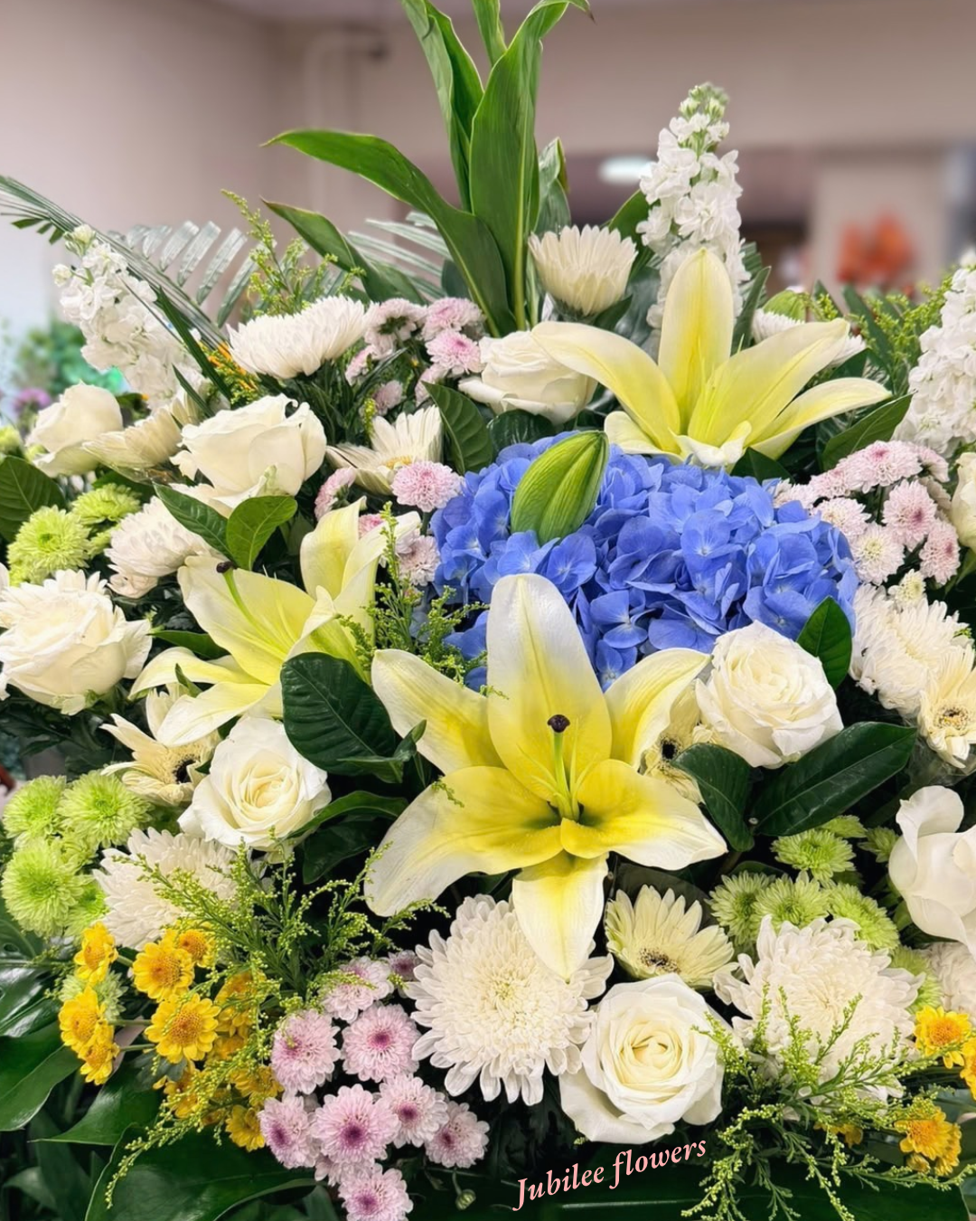 悼念花籃｜藍繡球 · 白玫瑰 · 百合