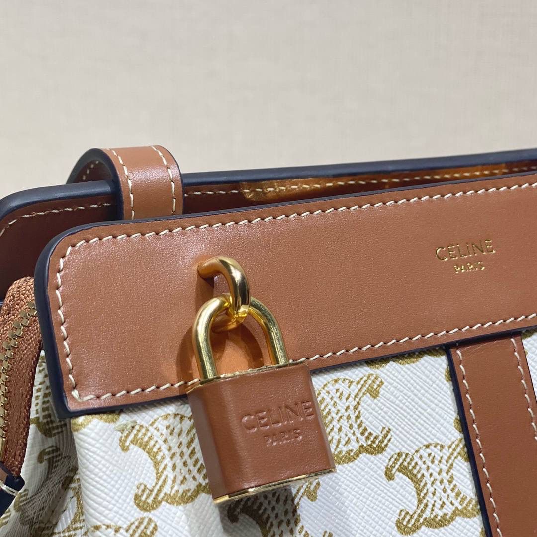 🔥大货实拍图 𝗖𝗘𝗟𝗜𝗡𝗘 ♥ 𝗧𝗘𝗘𝗡 𝗖𝗔𝗕𝗔𝗦 𝗗𝗘 𝗙𝗥𝗔𝗡𝗖𝗘 型号：191992 尺寸：19*16*11cm 上身图💯 越看越喜欢的一款包包！这个白老花也是十分美貌🥰容量完全够用，日常出门必备的纸巾、气垫、手机、口红、钥匙、放下绰绰有余～是个好看又能装的实力派！