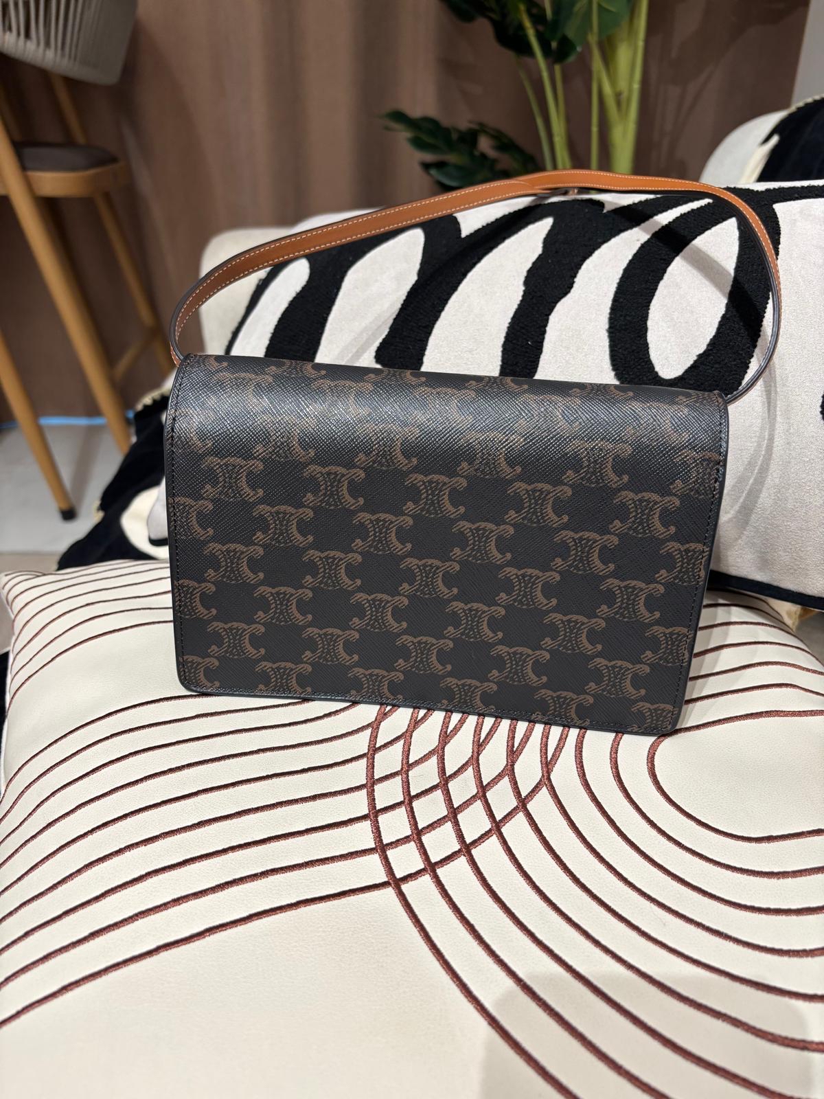 CELINE clutch with strap Triomphe Shoulder bag,100%Authentic, 98%new  ✅防塵袋 