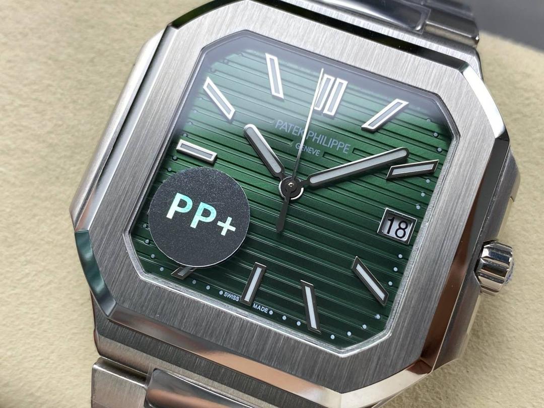 PP+ 百达翡丽 方形 新系列CUBITUS 5821腕表 亮点特色：1️⃣机芯:搭载定制9015改Cal.26-330 SC一体机，调时不停秒，调时不停秒，摆轮位置均与正品一致，自动上链机芯。2️⃣钢带:316L定制级人体工程学表带，新扣款式。3️⃣表壳:尺寸45毫米厚度仅8.3mm，为表壳对角线长度(即10点位至4点位),因为表壳近似于方形，上下边的宽度会小于这一数值，所以视觉效果并不是很大。 搭配上，5821属于运动风格腕表，日常搭配正装和休闲风格也可以。