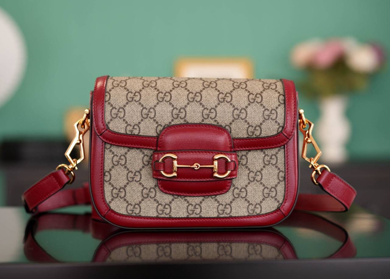 🥯Horsebit 1955系列迷你马鞍包 老花红20cm 独家原厂皮发售 限量级别 GG家1955马鞍包已经火爆到人手一支的节奏，超级大爆款！ 这次出了迷你尺寸配可拆卸双肩带，简直超哇塞 马衔扣标志性设计，复古红原厂牛皮配上最受欢迎pvc元素，皮肩带布肩带任意更换~ 官方款号 658574 尺寸小号：20.5x14x5cm 尺寸大号：25x18x8cm