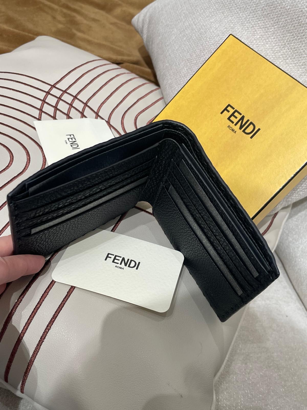 Fendi Bi-fold wallet Calfskin 黑色小牛皮短銀包 100%Authentic,未使用品✅box