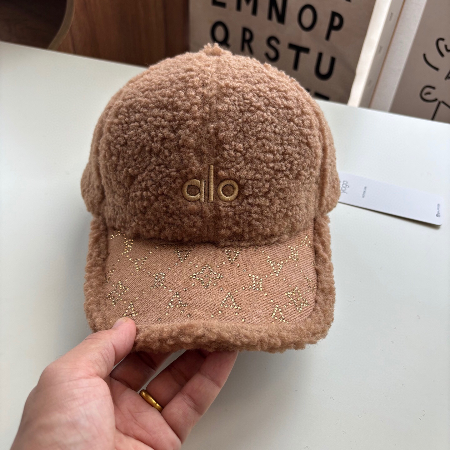 $79件。2件起$70件。ALO 秋冬羊羔絨棒球帽Alo Yoga 潮流達人極力推薦款