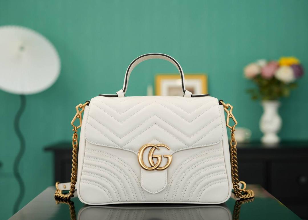 👜🔥Marmont系列绗缝手提包邮差包 白色 27cm （原厂皮 全铜五金） 正品售价,500 独家原厂皮发售 限量级别 意大利原材料开发，这个大小简直是最完美的尺寸，什么随身携带的东西都可以轻松收纳，能手拎也可以单肩斜挎，自重轻，超级百搭不挑人~白色温柔大气，好看极了！！！ 官方款号 498110 尺寸大号：27x19x10.5cm 小号：21x15x8cm