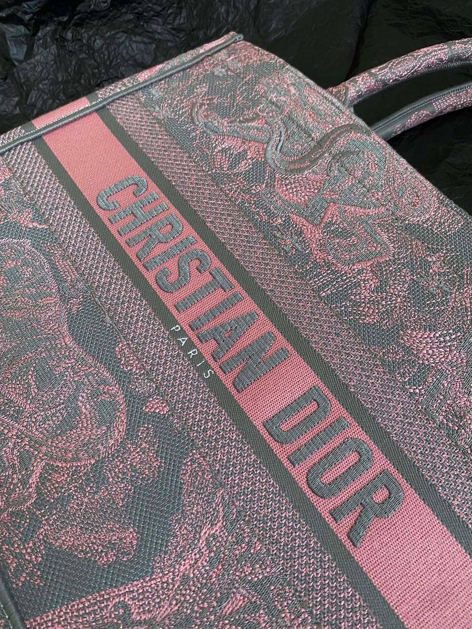 🈶粉灰老虎，中号 𝗖𝗗 𝗕𝗼𝗼𝗸 𝘁𝗼𝘁𝗲丛林系列购物袋 全手工立体刺绣 凹凸有致 浓厚的复古艺术气息简直是行走的艺术品 💐🎀 超大容量更是吹爆它 特别适合想把整个家带出门的姑娘 妈咪袋 公文包 旅行出游好帮手 时髦精凹造型必须拥有🤟🏻 36×27×16cm