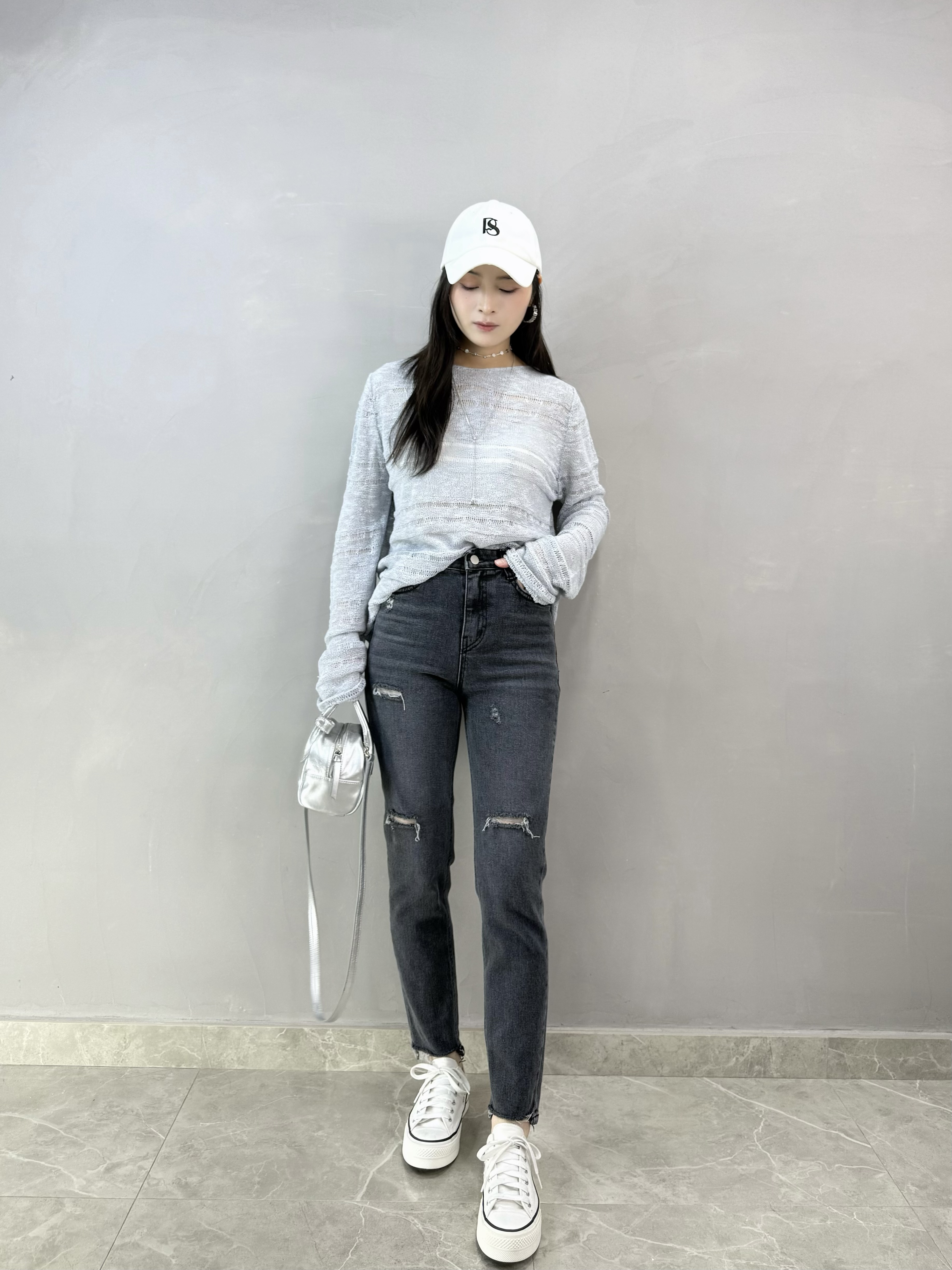 H79 洗水灰窄腳牛仔褲