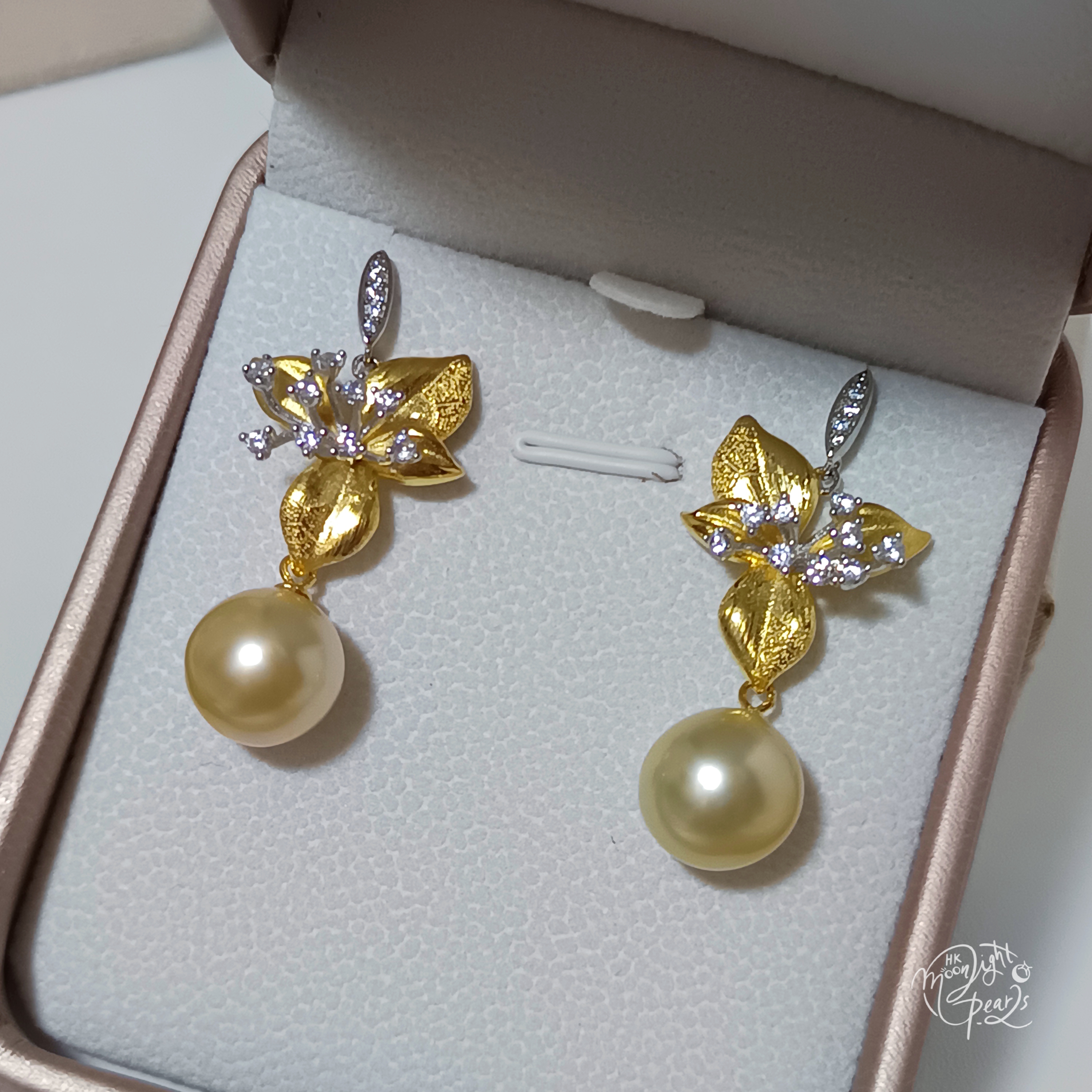 近正圓極強光南洋中金色海水珍珠精工s925銀微鑲鋯石富貴花奢華耳環