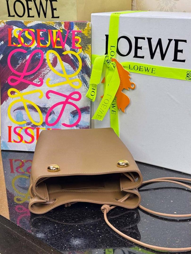 🎈（全钢）新款𝗣𝗲𝗯𝗯𝗹𝗲 𝗽𝗼𝘂𝗰𝗵手机包 ——【橡木棕到货💕】 尺寸：𝟮𝟭.𝟱-𝟭𝟳-𝟳𝗰𝗺 编码：652406 👉🏻采用进口纳帕小牛皮材质•包包手感超级舒服柔软•自重超轻。 👉🏻正面装饰两颗闪亮的𝗽𝗲𝗯𝗯𝗹𝗲配饰•精致可爱时髦•可调节肩带•腋下单肩斜跨皆🉑。 容量超大•可容纳5到6部手机•日常出行一个包就够啦😍