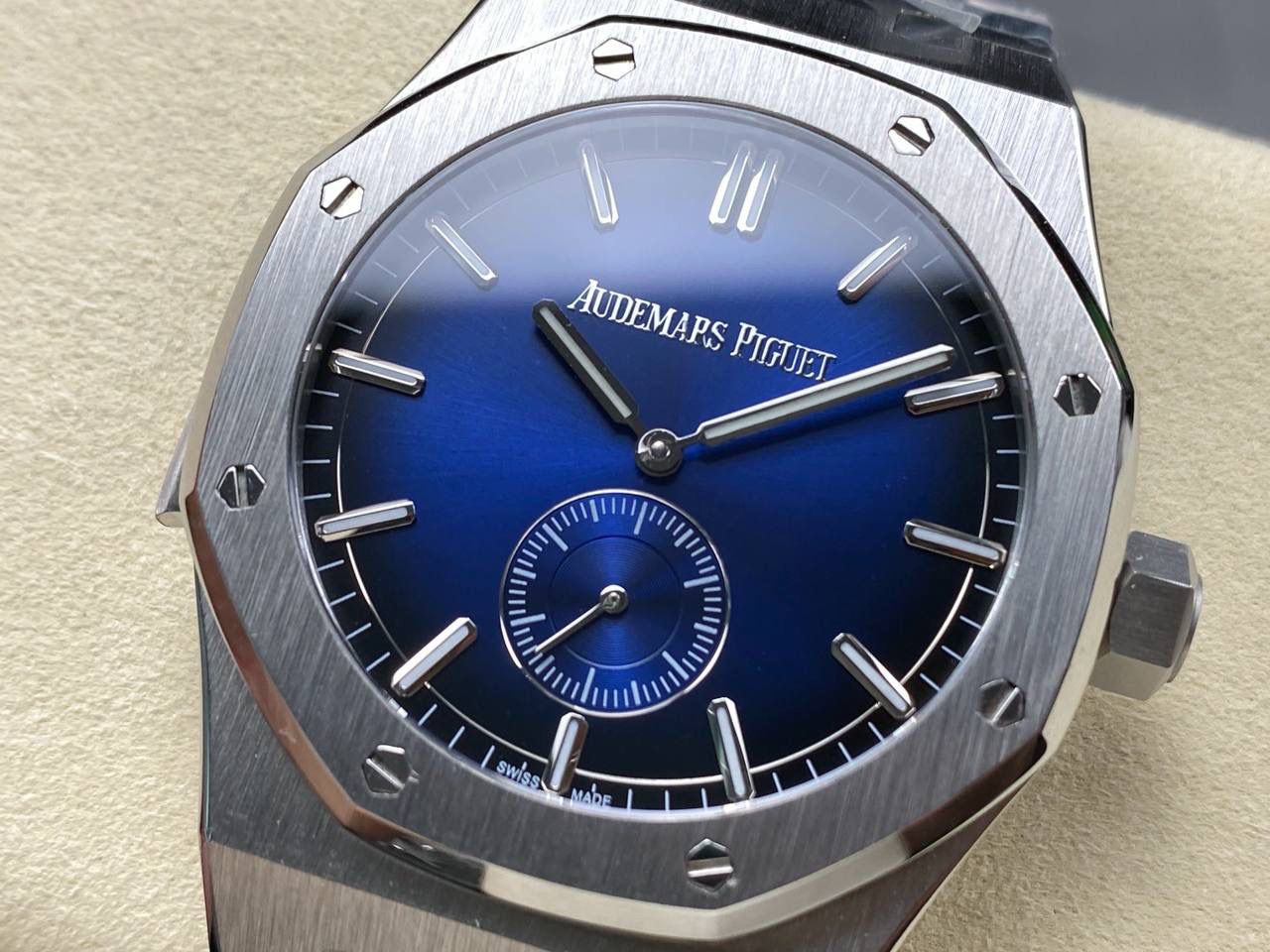 🚀AP爱彼 皇家橡树26591IP系列男士腕表，两针半 震撼上线：后盖升级透底，采用2953升级版机芯， 成就钢表巅峰—— 实力演绎 卫冕“钢”王！【5大精妙之处】 1.正品拆解开模，尺寸为42×11.3毫米与正品一致！ 2.完美还原正品表壳的每一处细节，尽显正品“棱角分明 坚毅果敢”的阳刚气质。 3.钢带的做工无可挑剔，比市面上任何钢带表做工均要更上一层楼，钢带头粒和表头衔接的“缓冲带”的松紧程度与正品一模一样，(可选配钢带款，胶带款) 4.爱彼2953升级版机芯，稳定，优秀，更真实。 5.表盘的“饼干纹理”立体饱满 搭配白金荧光时标和Royal Oak皇家橡树指针，体验精妙 感受不同！必属精品