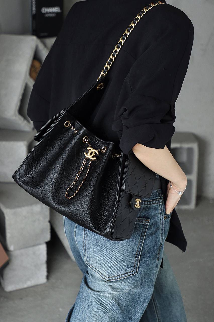 25BAG 嬉皮hobo小號鑒定版👜 一包一碼 支持全球鑒定查驗身份證原廠專G impala三只羊皮料過關清單資料可査詢 25C嬉皮包25bag，一經問世，便稱為本季的包王！ 25BAG的設計源於對自由與不羈精神的鬆弛感，融入當下流行的嬉皮風格，賦予包包自由、不羈的氣質！ 25bag熱度居高不下，成功躋身本季包王的寶座！ 五金：厚镀24k复古金 皮料：impala三只羊小球牛皮 尺寸：30*26*14cm