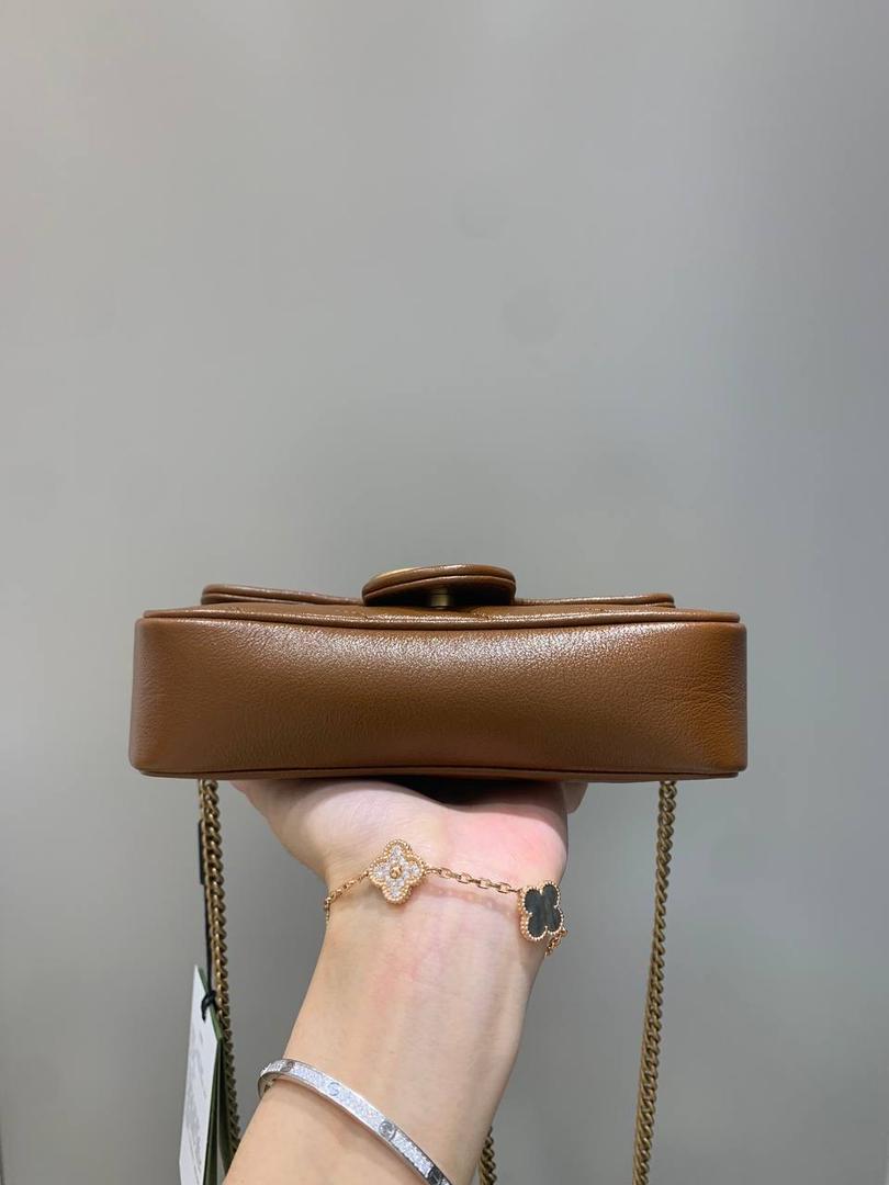 新背景实拍正品级 。经典款焦糖色16.5cm‼️ 一只可爱的小金棕，终于等来marmont出新色了，而且不是那种让人扎眼的马卡龙色，这次是超级好看的焦糖色，这个颜色秋冬搭配衣服真的是绝了，现在用撞包几率也很低 所以赶紧买‼️ 型号476433；尺寸16.5/10/4cm