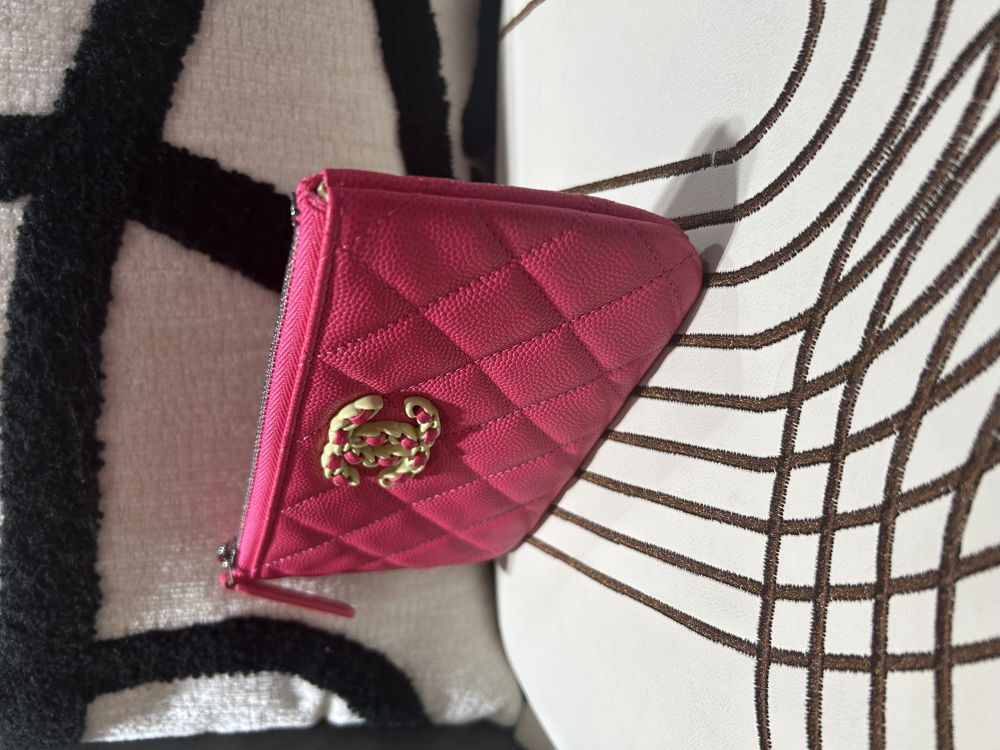 未使用品 Chanel 19 Mini Zip pouch 荔枝牛皮 100%Authentic,未使用unused ✅晶片貼✅塵袋