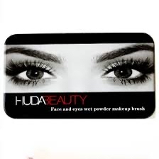 Huda Beauty 的臉部與眼部乾濕兩用粉體化妝刷具組