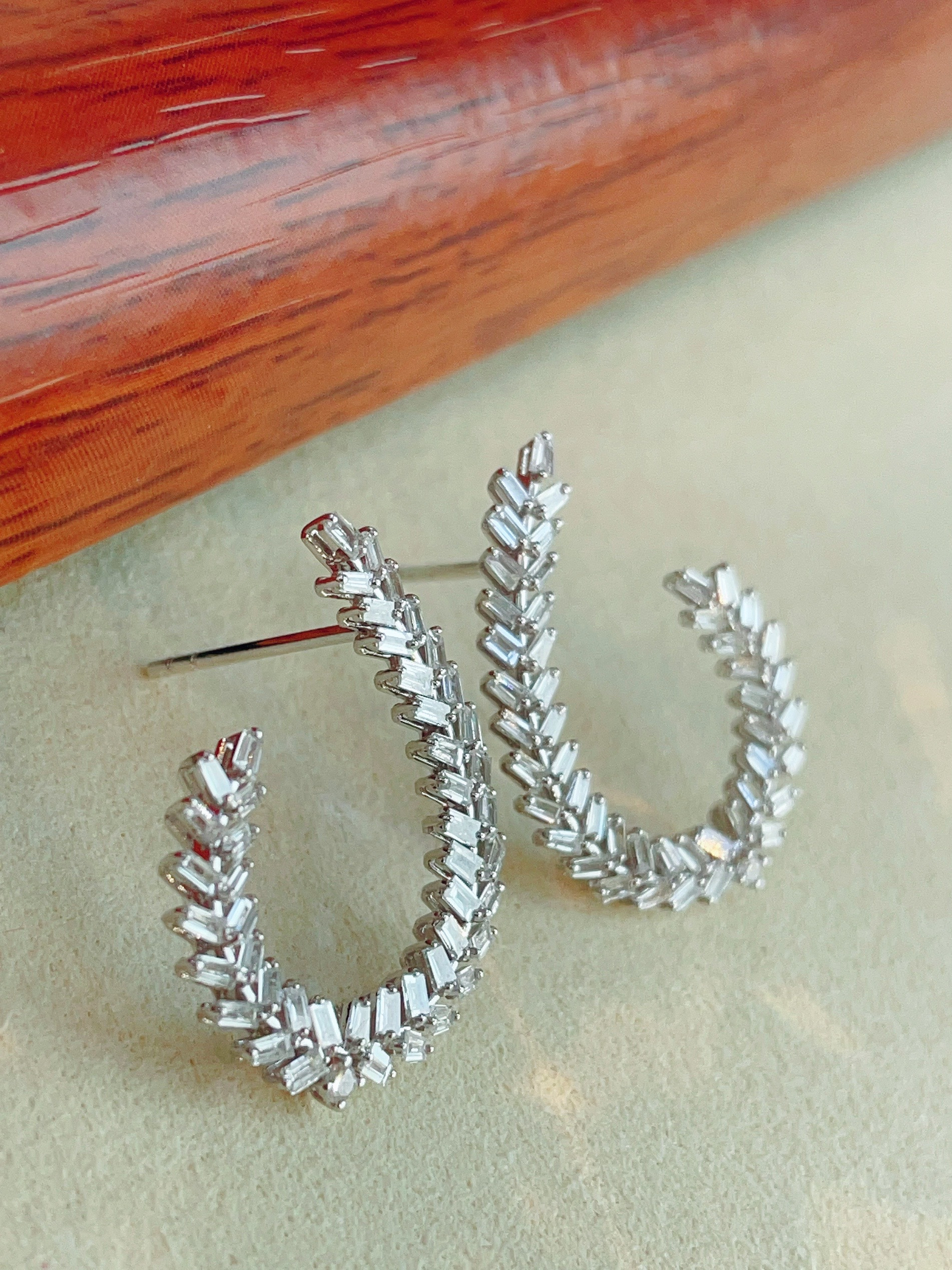 18K White Gold Baguette Diamond Open Hoop Earrings N031331