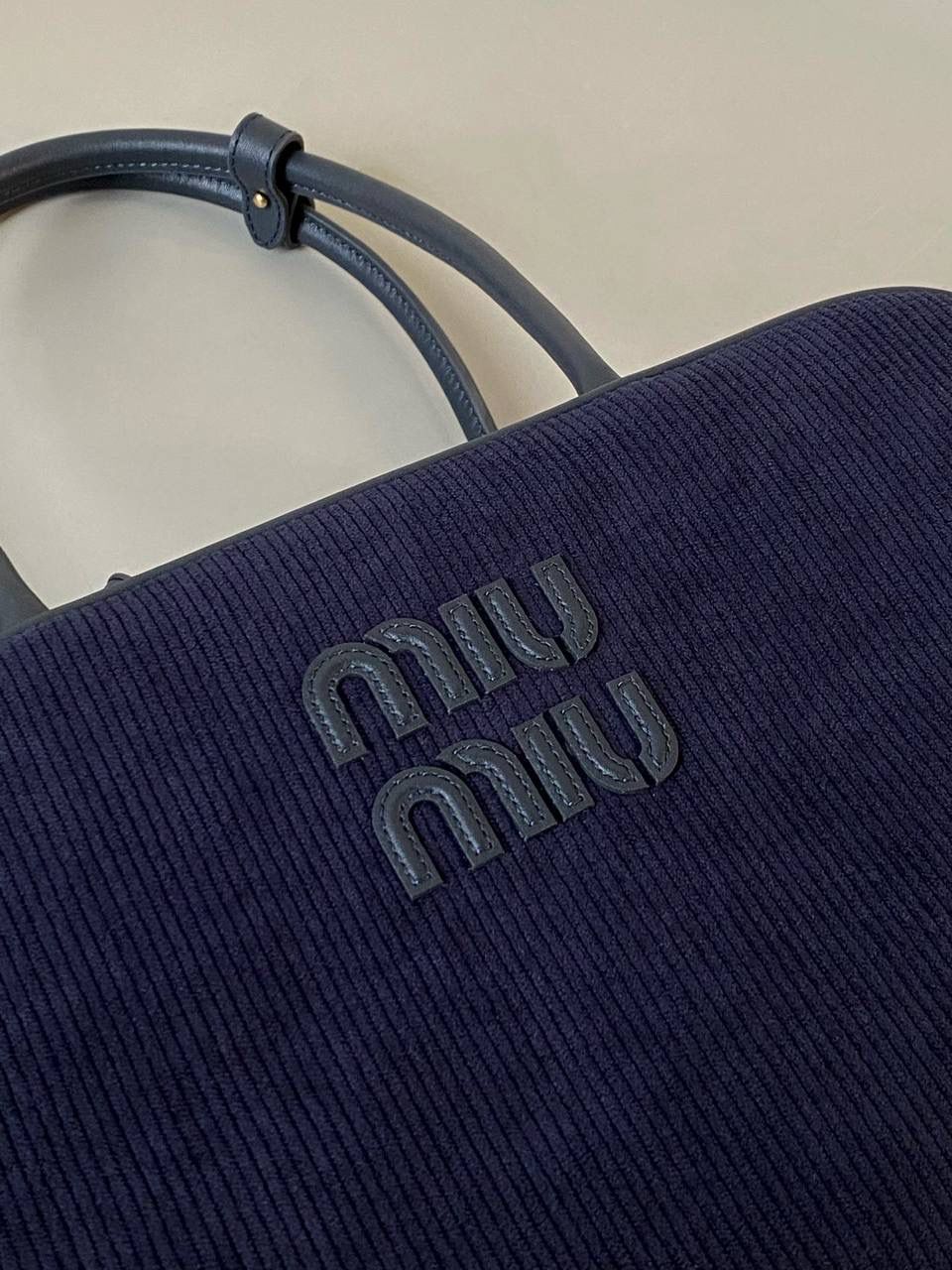 🈶海军蓝 𝗠𝗶𝘂𝗠𝗶𝘂 公文包，大爆款 火爆全网miu系灯芯绒来啦！ 软绵绵质感，秋冬季的断货王！！ 它的质地厚实结实却又柔软舒适 是时尚界中不可或缺的百搭单品了 超大容量更不用多说，挺阔感满分 整体非常慵懒惬意，真的做到好看 好背 好用 34×20×10cm #F0020m