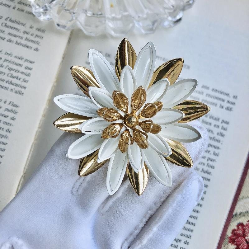 C.a. 1966 Sarah Coventry "Water Lily" Made in Canada Golden and White 3D Floral Brooch (MT1817)