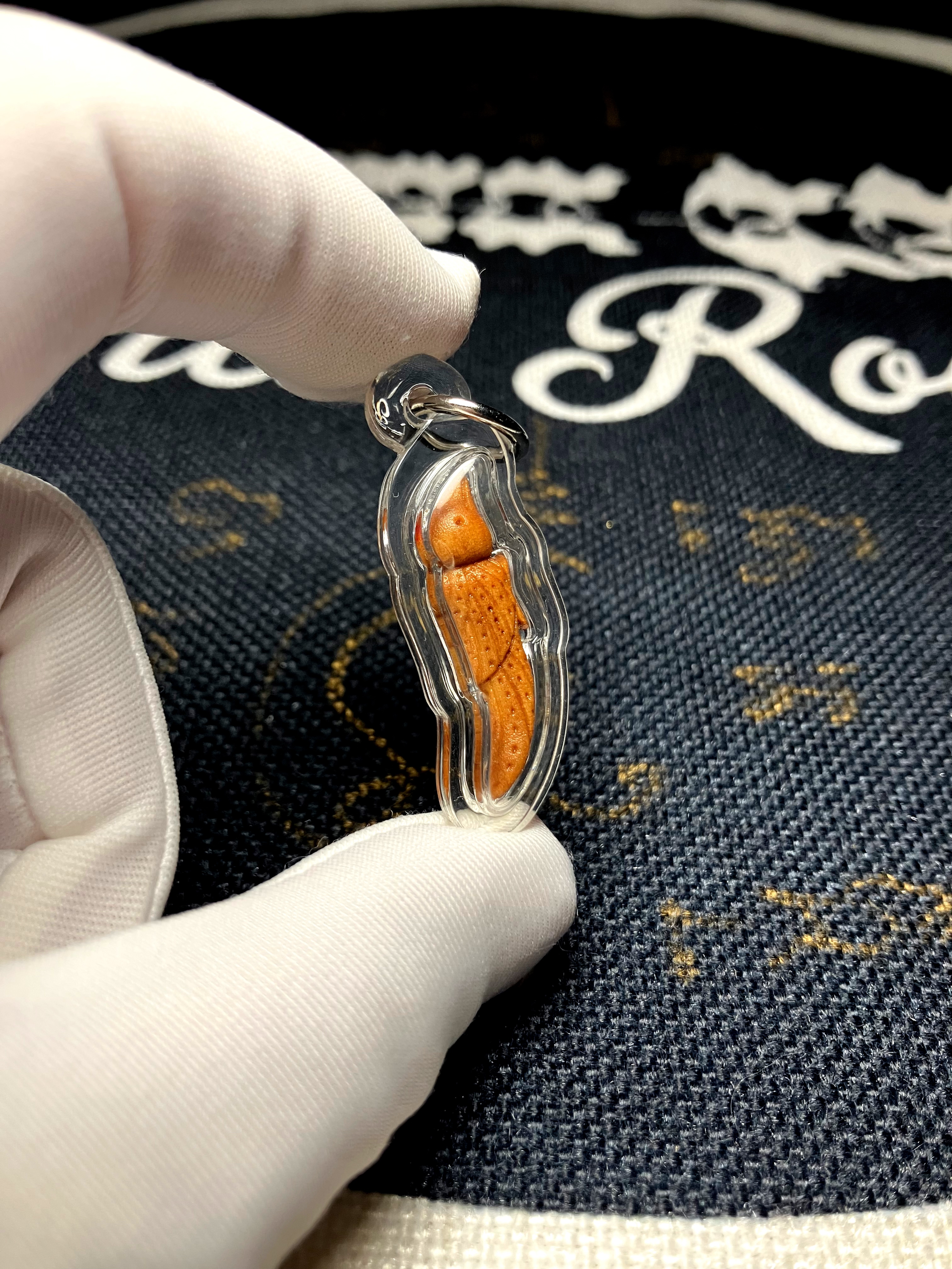 龍婆披贊  百年嫁龍神木 x 古法金舌人緣鳥🪵🕊️  附全高清防水殼｜師父親手寫符｜專屬經文及佩戴方法✨