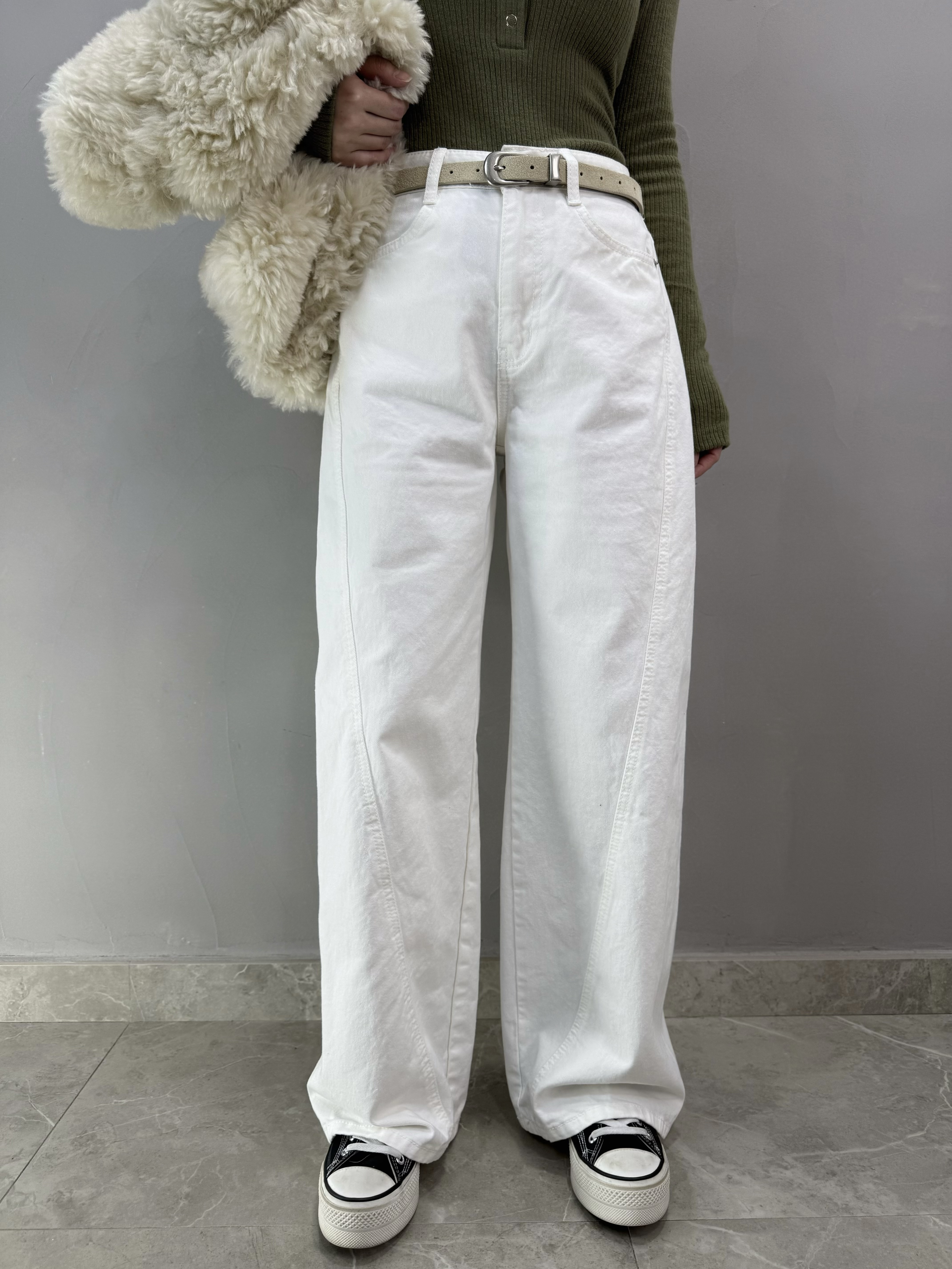 F65 斜骨白色直腳牛仔褲