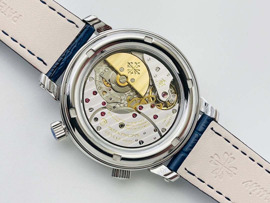 V4升级版 市场最高版本 功能跟正品一样 百达.翡丽星空升级终极版！升级细节： 1⃣️做到了跟正品满天星自动转的功能！ 2⃣️升级日历的排法和正品一样的顺序！ 3⃣️直径42毫米，厚度11毫米！ 4⃣️最大亮点：百达.翡丽星空里的月亮会根据天空上的月亮变化而变化！根据天空上的月圆月缺搬（初一月弯弯初十五月圆）到手表上了！