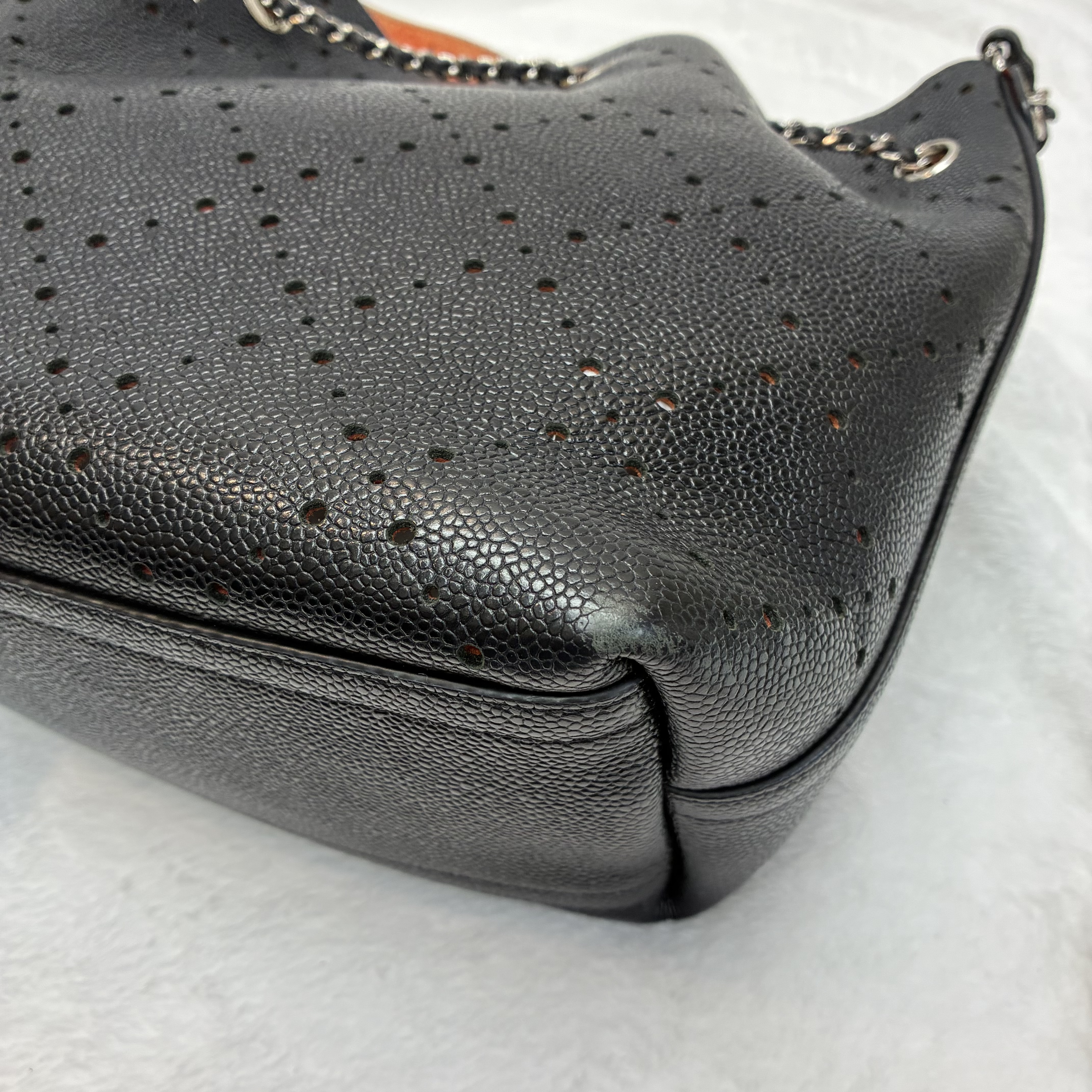 Chanel CC Drawstring Bucket Bag Perforated Caviar 黑色穿孔魚子醬皮革抽繩水桶包