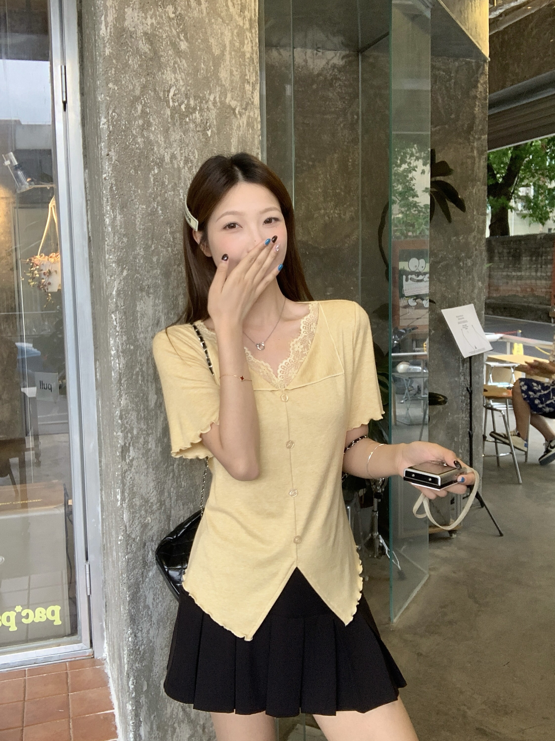 B103(81027) 韩系V型翻领边拼蕾丝花边木耳边袖与下摆开角黑黄上衣