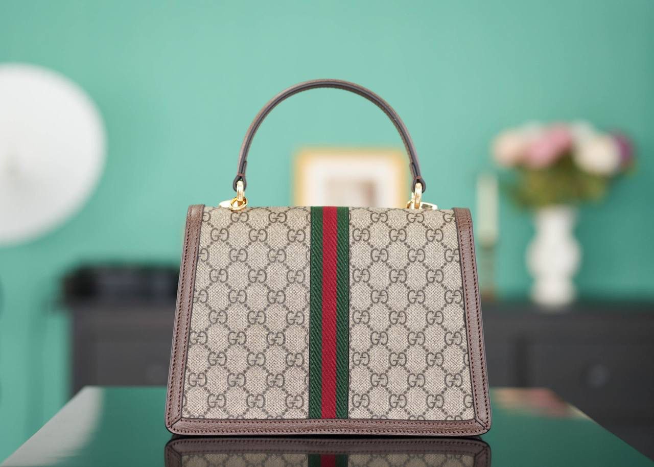 🥯GG Ophidia系列织带小号手提包 斜挎手提25cm 正品售价¥21.000 双G LOGO中间搭配红绿织带经典复古特色 独特的设计手柄+长肩带设计 风琴设计让整个包更有味道更好看 入手不悔系列~ 官方款号 651055 尺寸：25x17.5x7cm