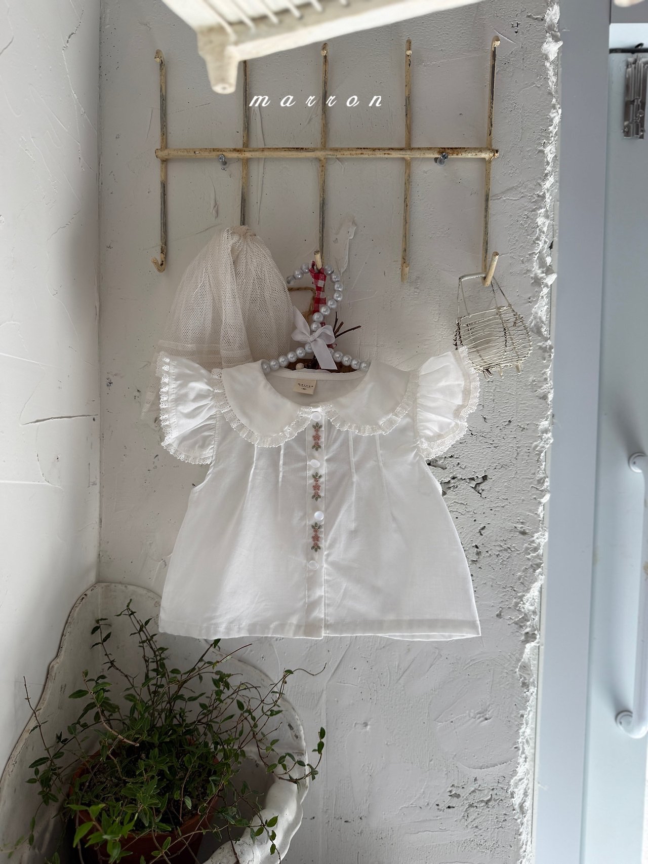 ☀️預訂 韓國直送☀️🇰🇷Marron兩色花卉刺繡蕾絲花邊短袖上衣