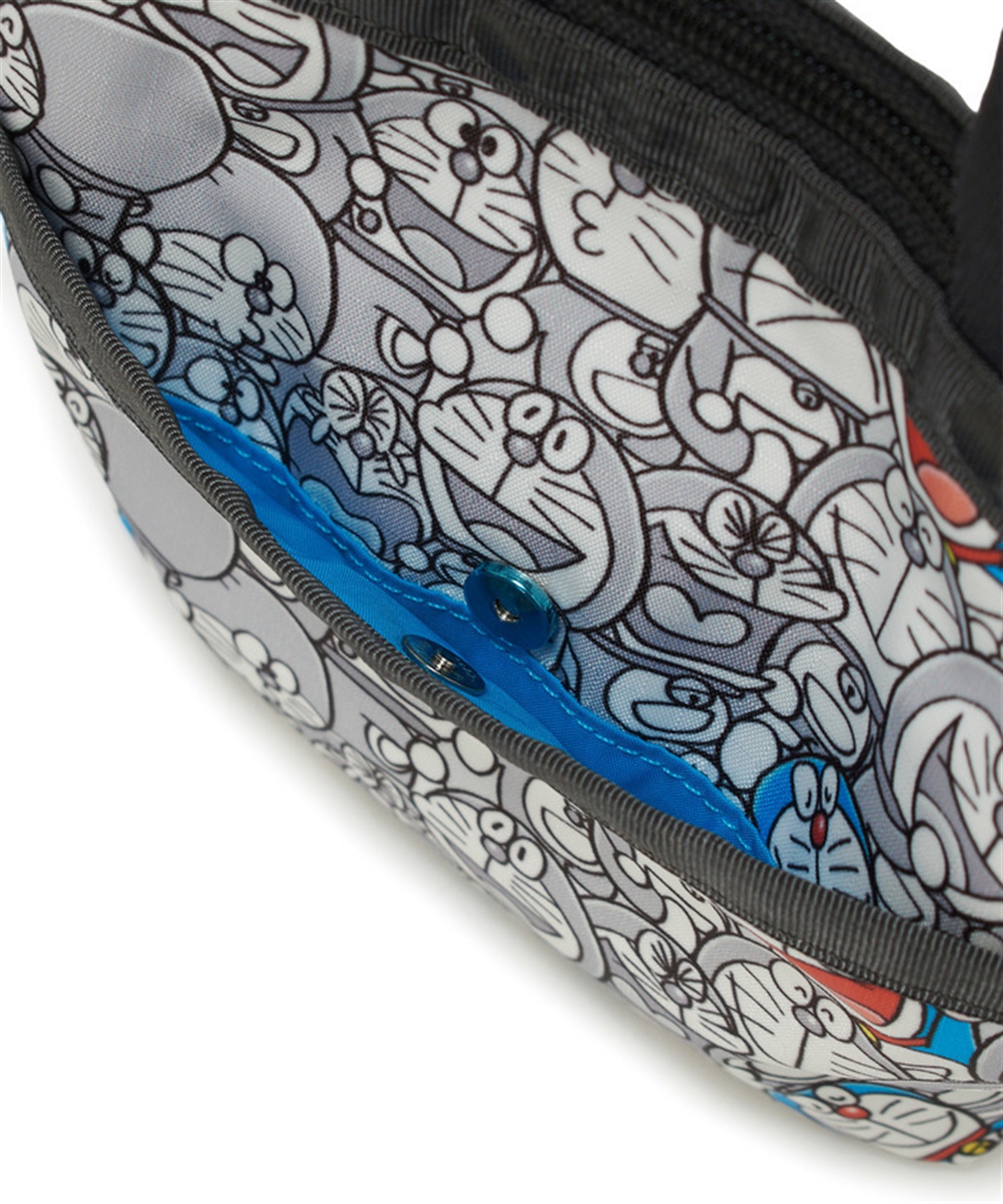 [訂購] [日本直送] 💙 LeSportsac「DORAEMON MINI CROSSBODY」 📏 尺寸/內容：高約14cm｜闊約12cm｜厚約6cm {TF260804}