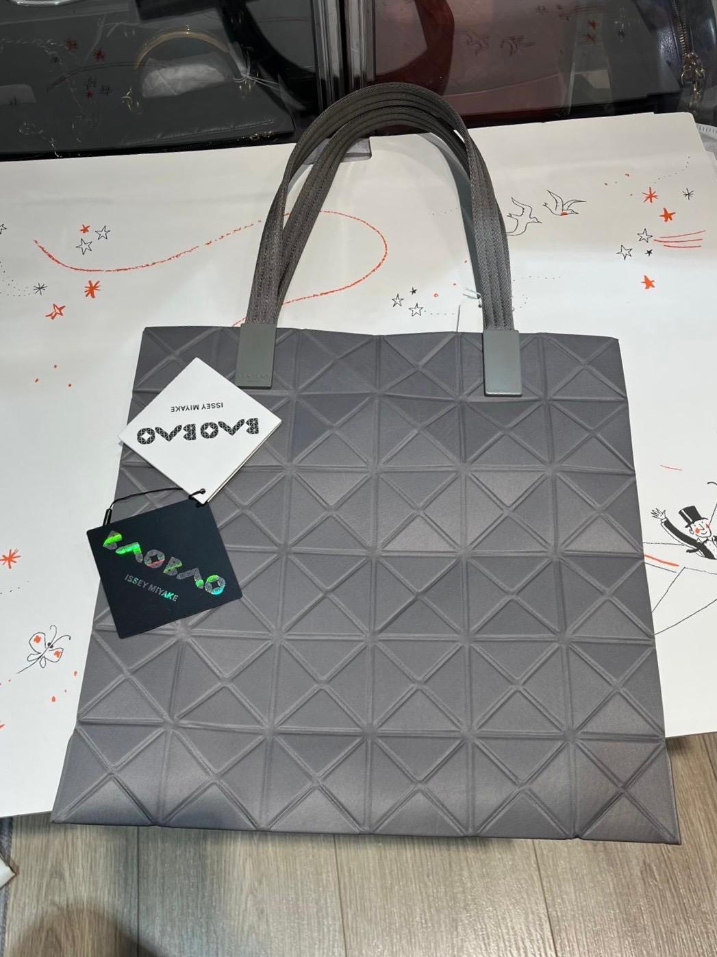 Issey Miyake Track 6x6 tote bag 100%Authentic ,98%new ✅Dust bag