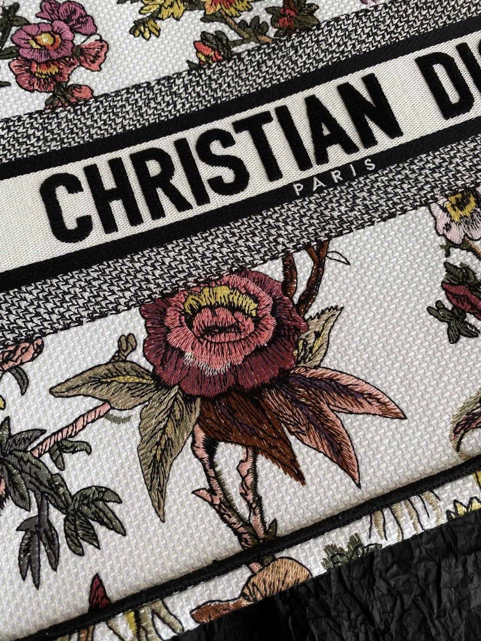 🈶植物花园，白色中号 𝗖𝗗 𝗕𝗼𝗼𝗸 𝗧𝗼𝘁𝗲 23早春度假系 浪漫的花卉刺绣，细节感非常强了💐🎀 栩栩如生，不言而喻的精湛刺绣工艺 握住只有你的花花世界吧 36×27×16cm