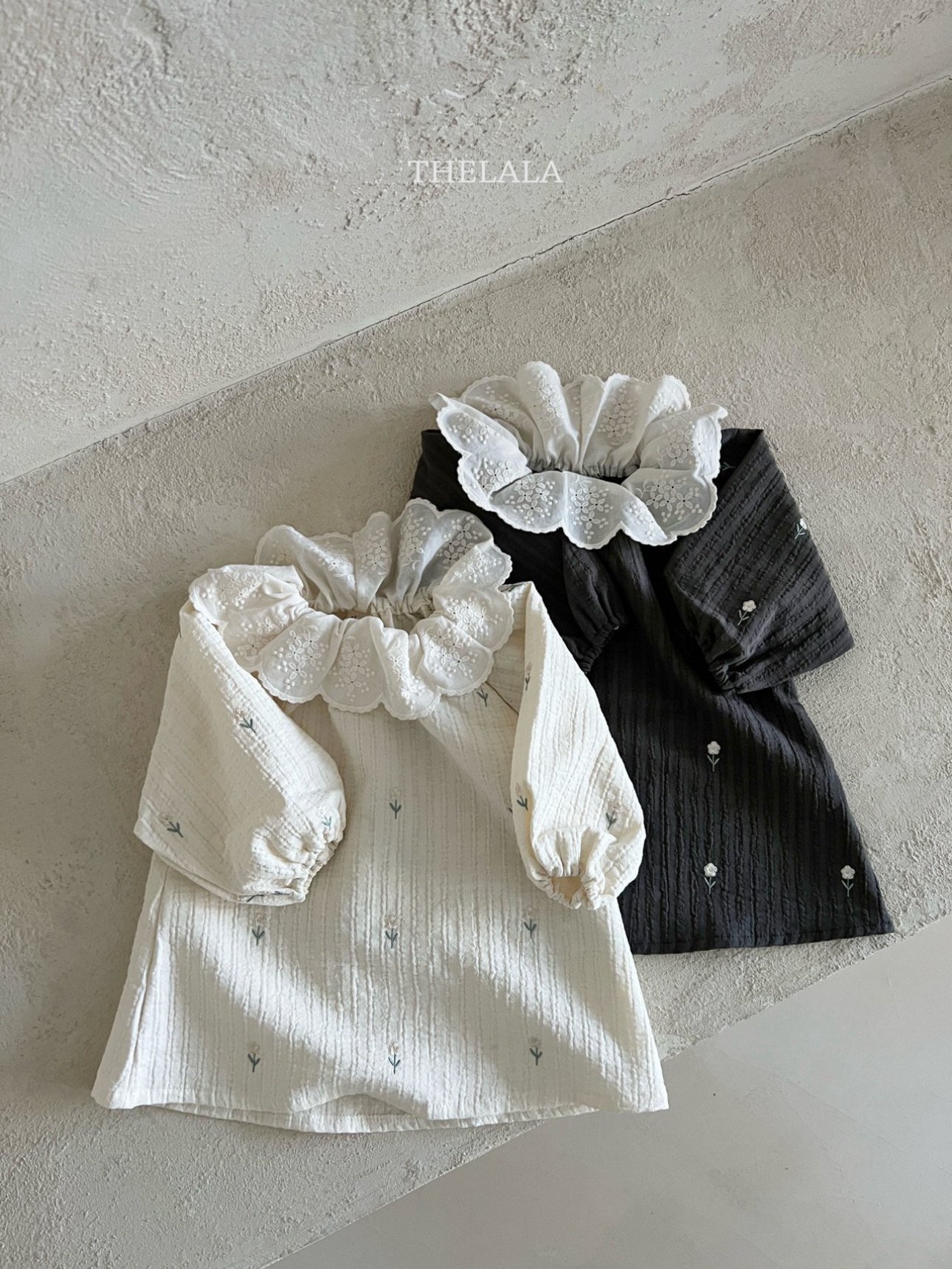 🌸預訂 韓國直送🌸🇰🇷THELALA兩色花卉刺繡蕾絲花瓣翻領長袖連身裙