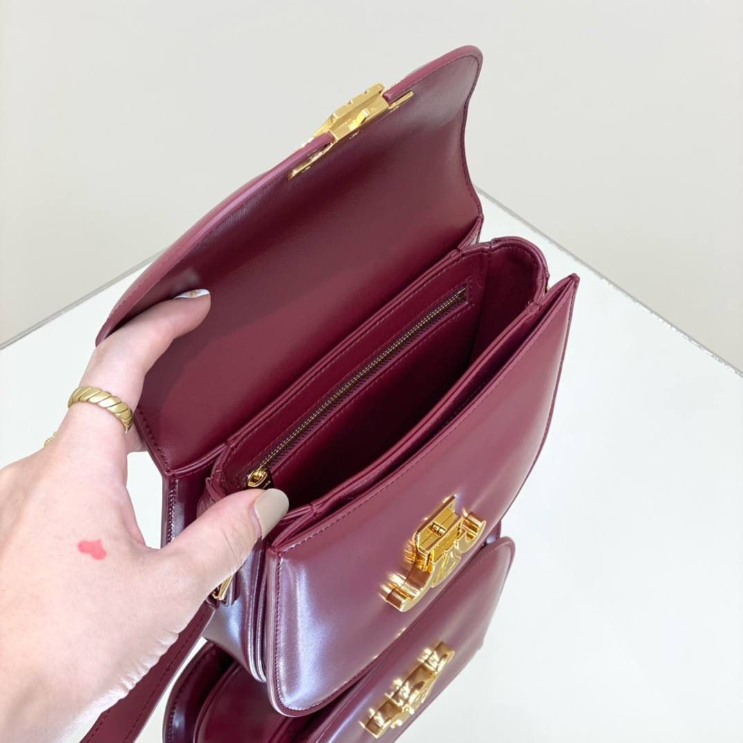 🔥大货实拍图 𝗖𝗘𝗟𝗜𝗡𝗘 ♥ 𝗧𝗘𝗘𝗡 𝗕𝗘𝗦𝗔𝗖𝗘肩带马鞍 型号：110413 尺寸：18.5*16*6cm 洋红色气场全开！红金配色太好看啦！快年底了，需要婚包，生日礼物、圣诞节、新年、本命年等等找红色包包的小伙伴千万不要错过哦！