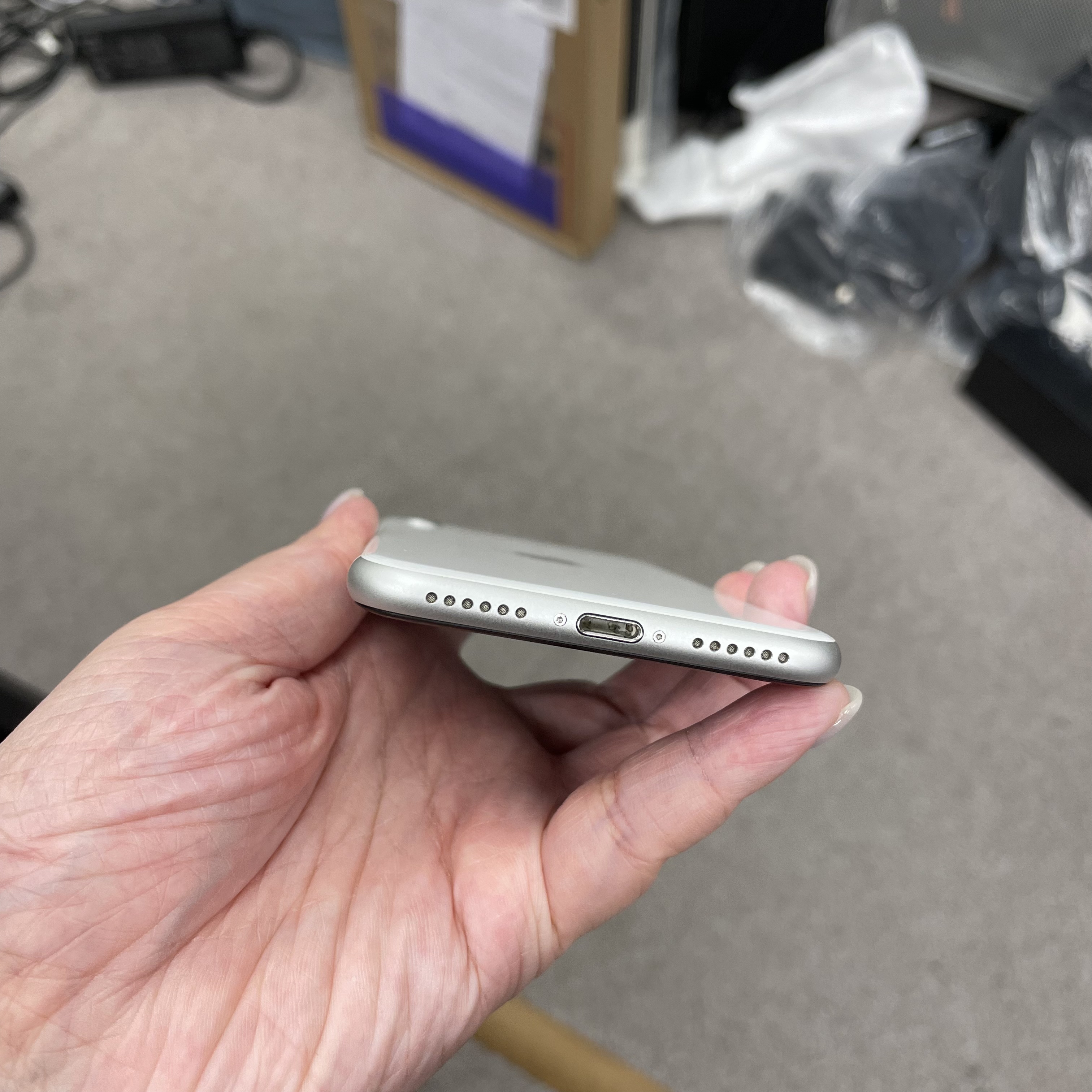 *6635 SE2 勁靚機 64GB 電81 白色 white