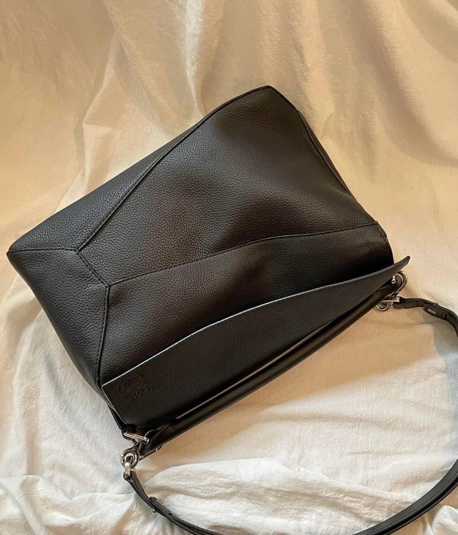 🎈大号𝘗𝘶𝘻𝘻𝘭𝘦 𝘌𝘥𝘨𝘦* ——【👉🏻黑色荔枝纹】 尺寸：𝟑𝟕-𝟏𝟗-𝟐𝟑𝐜𝐦 编码：260404 ❤️ 经典拼图系列，不规则立体几何设计，最具辨识度的立体廓形和几何美学，顶级进口机搭配德国沙菲线，独家定制五金，𝗬𝗞𝗞拉链拉头 ❤️容量超大，颜值高，四季百搭，日常出行通勤必备款