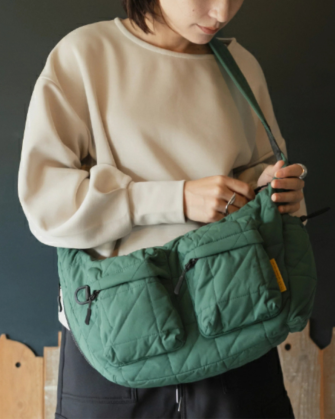 日本代購【 2026新商品 日本直送 KIU 方形夾棉雙口袋 斜孭袋 Square Padded Double Pocket Shoulder Bag 】