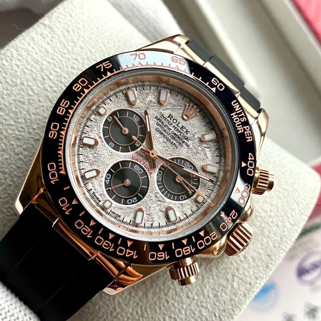 国民最爱跑量款❗️迪通拿最新款【陨石面】劳力士Rolex超级迪通拿版本 表径40x12 底盖印制有18K电镀效果 【蓝绿夜光】字面跟针的夜光不同于市场其他版本的蓝色夜光，修正使用与正品同步蓝绿超级夜光粉 使字面钉更光亮 夜光更强发光时间更久！ 【字面】经过不断调正打磨，陨石面更加接近原装水准 立体层次感十足 【镜面】超强矿物质玻璃 镜面6字位同步正品防伪小皇冠标志 【陶瓷圈】本厂圈口一体成型高精密陶瓷圈色差也是必须降到最低 圈口角度与字体大小字体颜色更明显与原版一致 【机芯】采用全自动机械机芯 三个小秒功能全部对版正品 6字位小秒