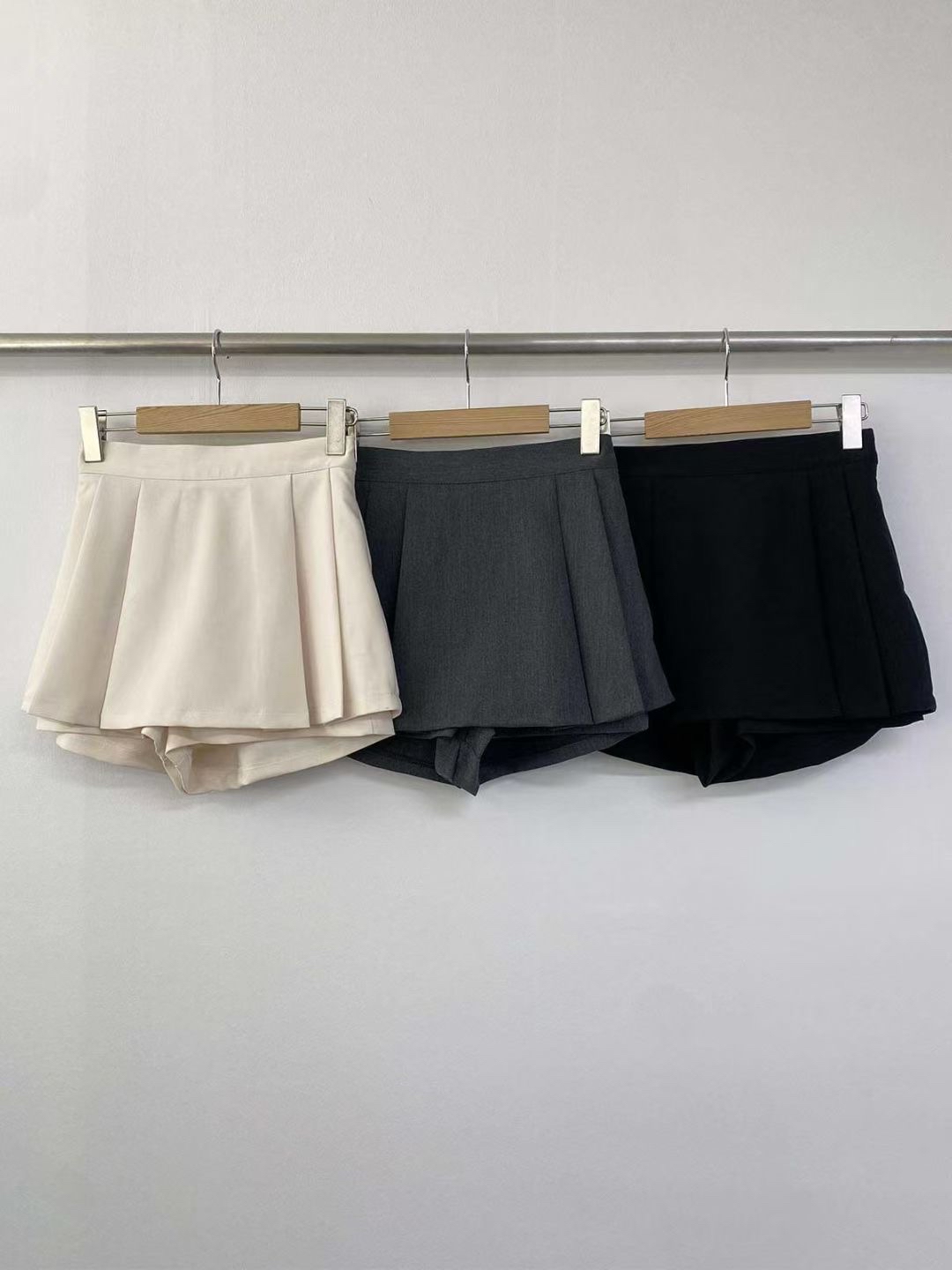【 ♡版型極好🎬假外跨Bye！西裝料不易皺～設計感雙百褶裙褲🖤】 Pleated Skirt Pants(三色入)