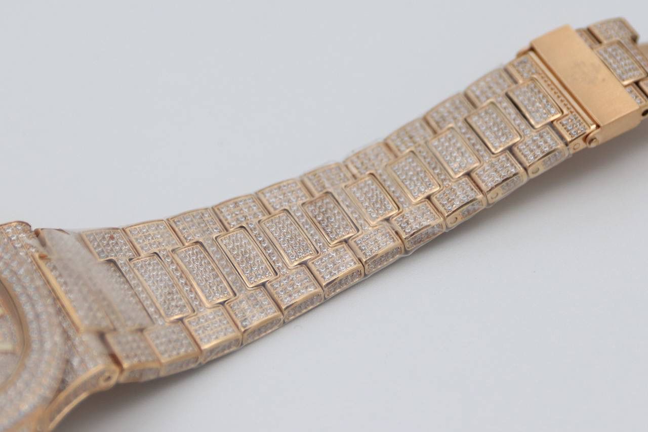 百达翡丽鹦鹉螺满天星V3版。少量到货！！！独家还原正品后镶钻。 全新修正V2版不足的四大细节： 1.表盘上12个条形刻度，根据原装5711字钉开模，效果保持了跟原装一致的黑油条形夜光刻度。 2.全新定制原版324机芯，V3版本机芯摆轮位置与原装一致，CNC数控技术打造机芯夹板，深度洗花和刻字，效果保持了原装应有的细节，机芯结构还原度极高。 3.表带升级还原正品后镶钻侧面表带镶石工艺：挑战难度极高百达翡丽鹦鹉螺侧边镶钻表带R8制表师历练数年多次，尝试过无数种加工工艺，即使再难也有破釜沉舟的心态，如今终于大功告成，还原正品后镶钻效果，是目前唯一可以做到表带侧边镶钻工艺。 4.指针升级：秒针中心点升级为针轴秒针。 （让你体验最奢华百达翡丽鹦鹉螺）