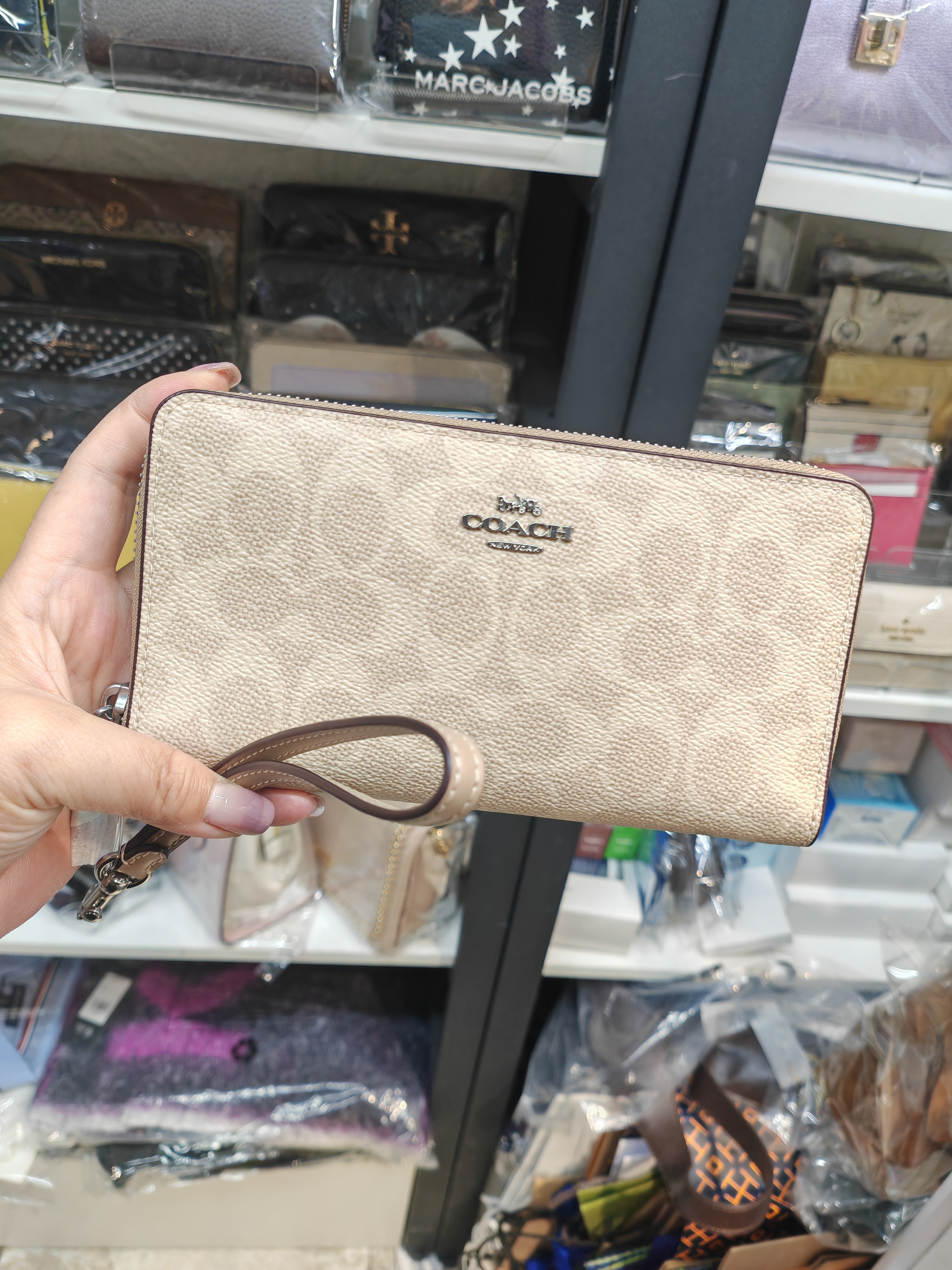 香港現貨-Coach long zip wallet 